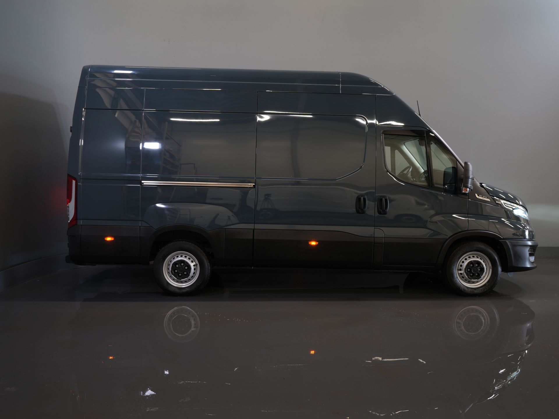 Iveco Daily Van 35S21HV 3.0 180 CP Aut. L2H3 LED/ 3.5t Trekverm./ Adapt.Cruise/ Carplay/ Gev.Stoel./ Clima/ Navi/ Camera/ Towbar
