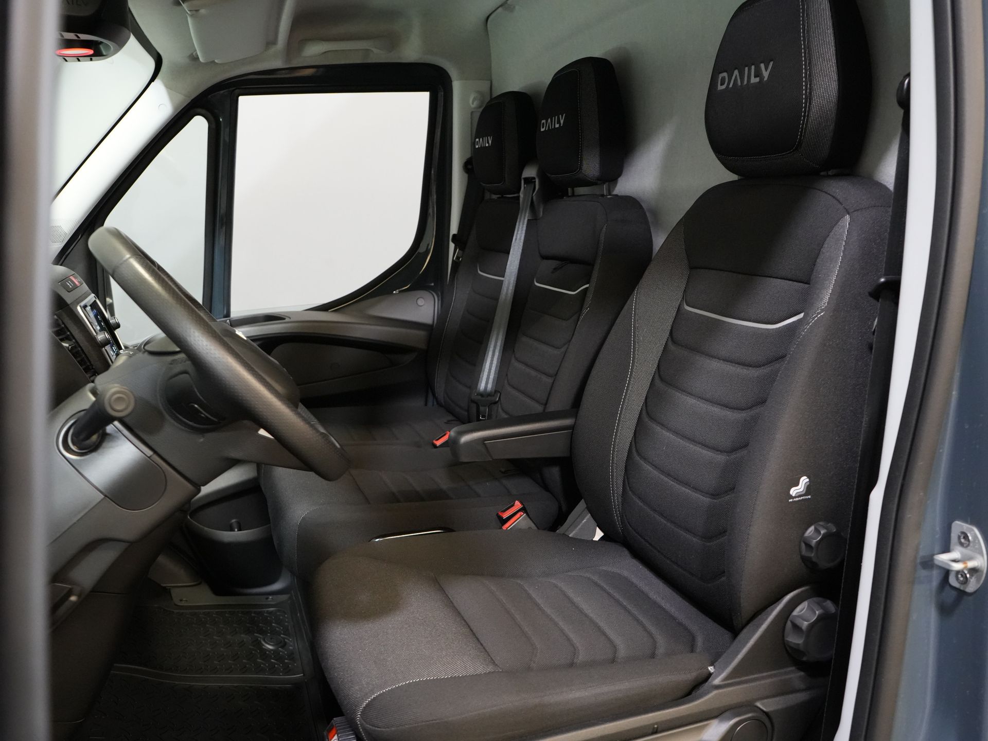 Iveco Daily Van 35S21HV 3.0 180 CP Aut. L2H3 LED/ 3.5t Trekverm./ Adapt.Cruise/ Carplay/ Gev.Stoel./ Clima/ Navi/ Camera/ Towbar