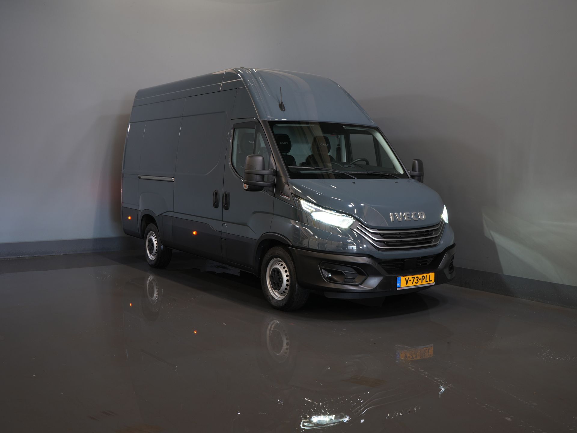 Iveco Daily Van 35S21HV 3.0 180 CP Aut. L2H3 LED/ 3.5t Trekverm./ Adapt.Cruise/ Carplay/ Gev.Stoel./ Clima/ Navi/ Camera/ Towbar
