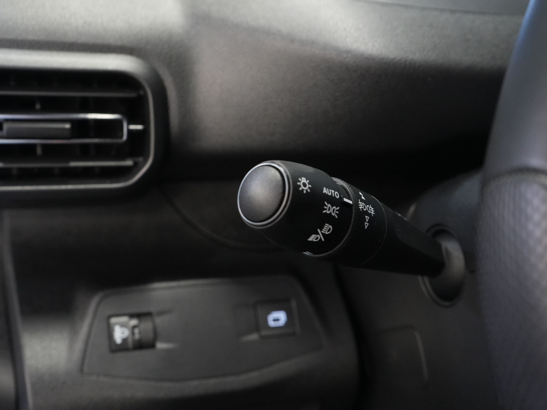 Peugeot e-Partner Van 50 кВт-год 336 км WLTP Швидка зарядка/ Тепловий насос/ Адапт.круїз/ Віртуальний кокпіт/ Рульове управління/ Carplay/ Камера 360/ Підлоговий обігрівач/ Клімат/ 