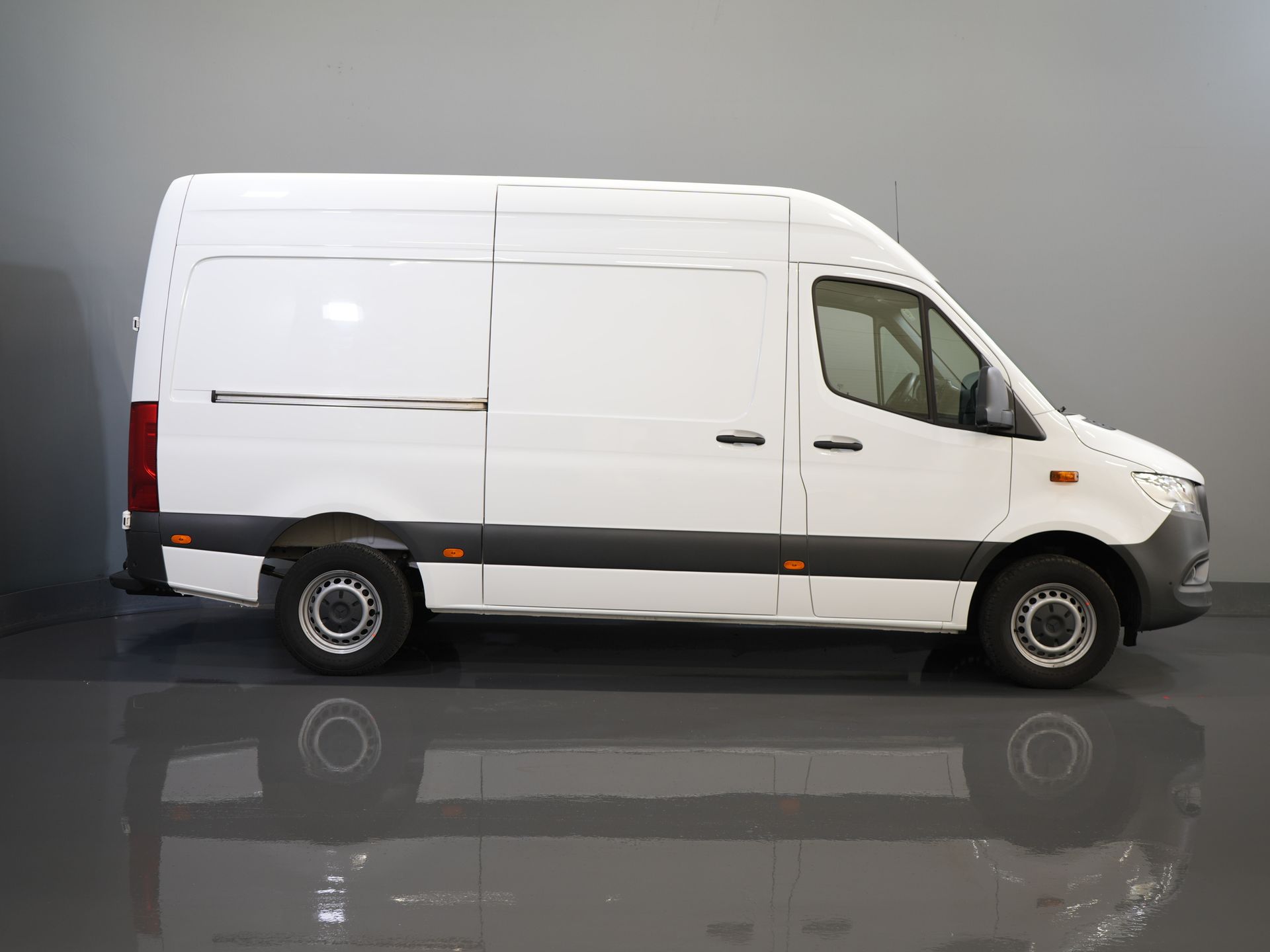 Mercedes-Benz Sprinter Van 317 CDI Aut. L2H2 BPM FREE! Carplay/ Gev.Stoel/ 270 Gr.Deuren/ Stoelverw./ Navi/ Camera/ PDC/ Cruise/ DAB