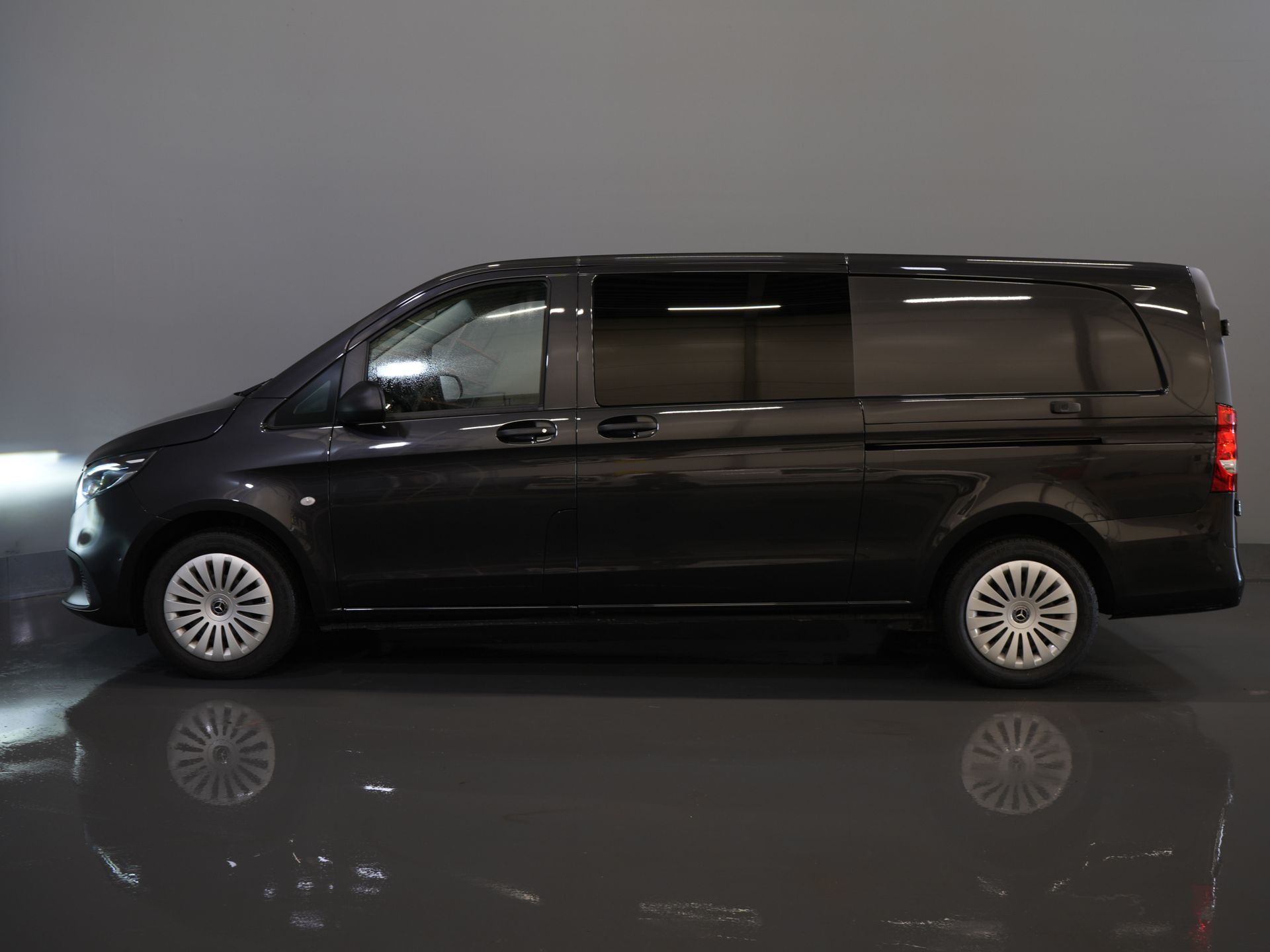 Mercedes-Benz Vito Bestelbus 116 CDI Aut. L3 DC Dubbel Cabine BPM VRIJ! 6 Pers./ 2xSchuifdeur/ LED/ Stoelverw./ 270Gr. Deuren/ Carplay/ Camera/ Cruise/ Trekh