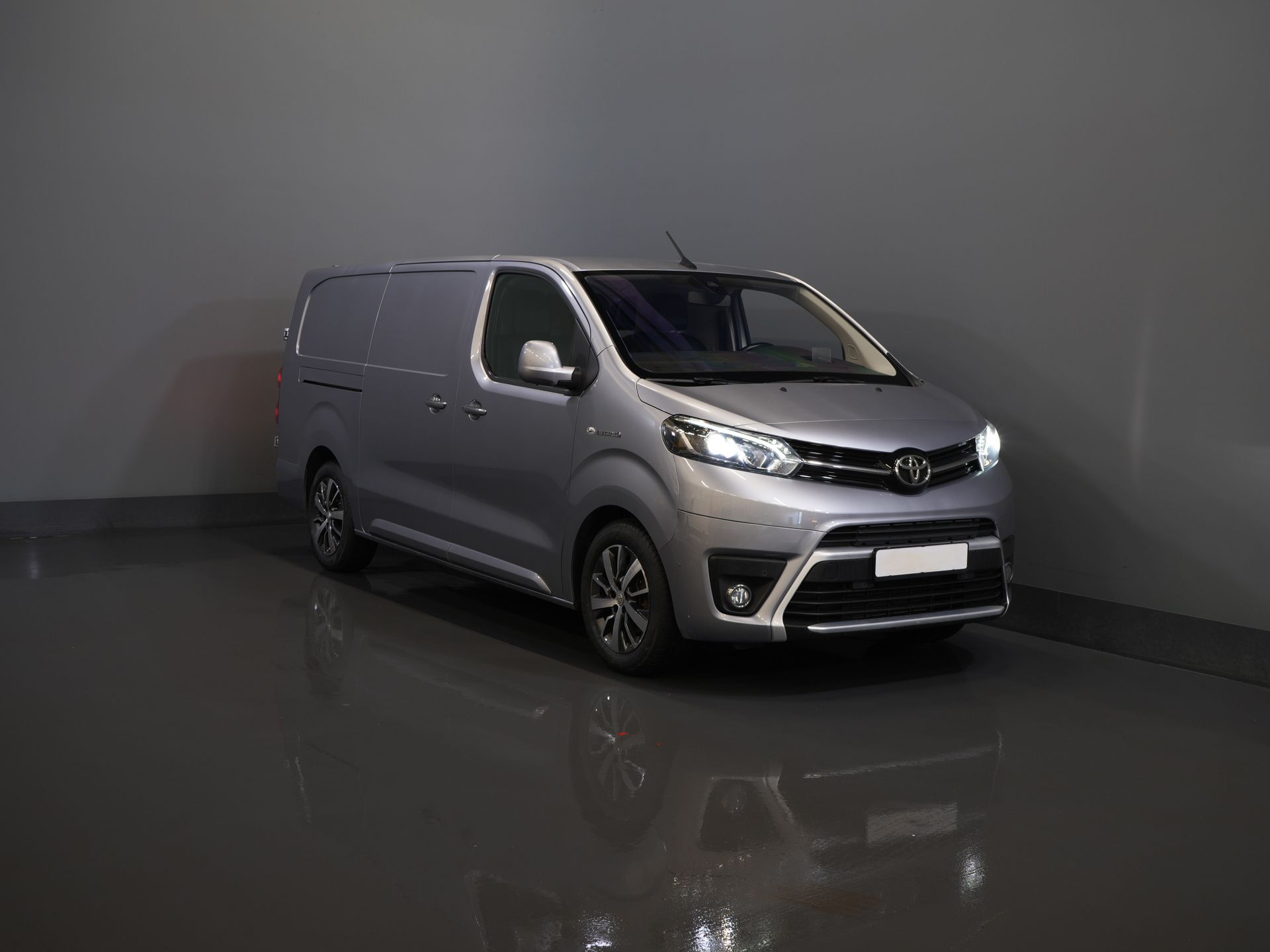 Toyota PROACE Electric Worker Fourgon 75 kWh 330 km WLTP L3 Chargeur rapide/ Xenon/ 2x Portes coulissantes/ Head-Up/ Chauffage auxiliaire/ Sièges chauffants/ Carplay/ Climatisation/ Caméra/ LMV