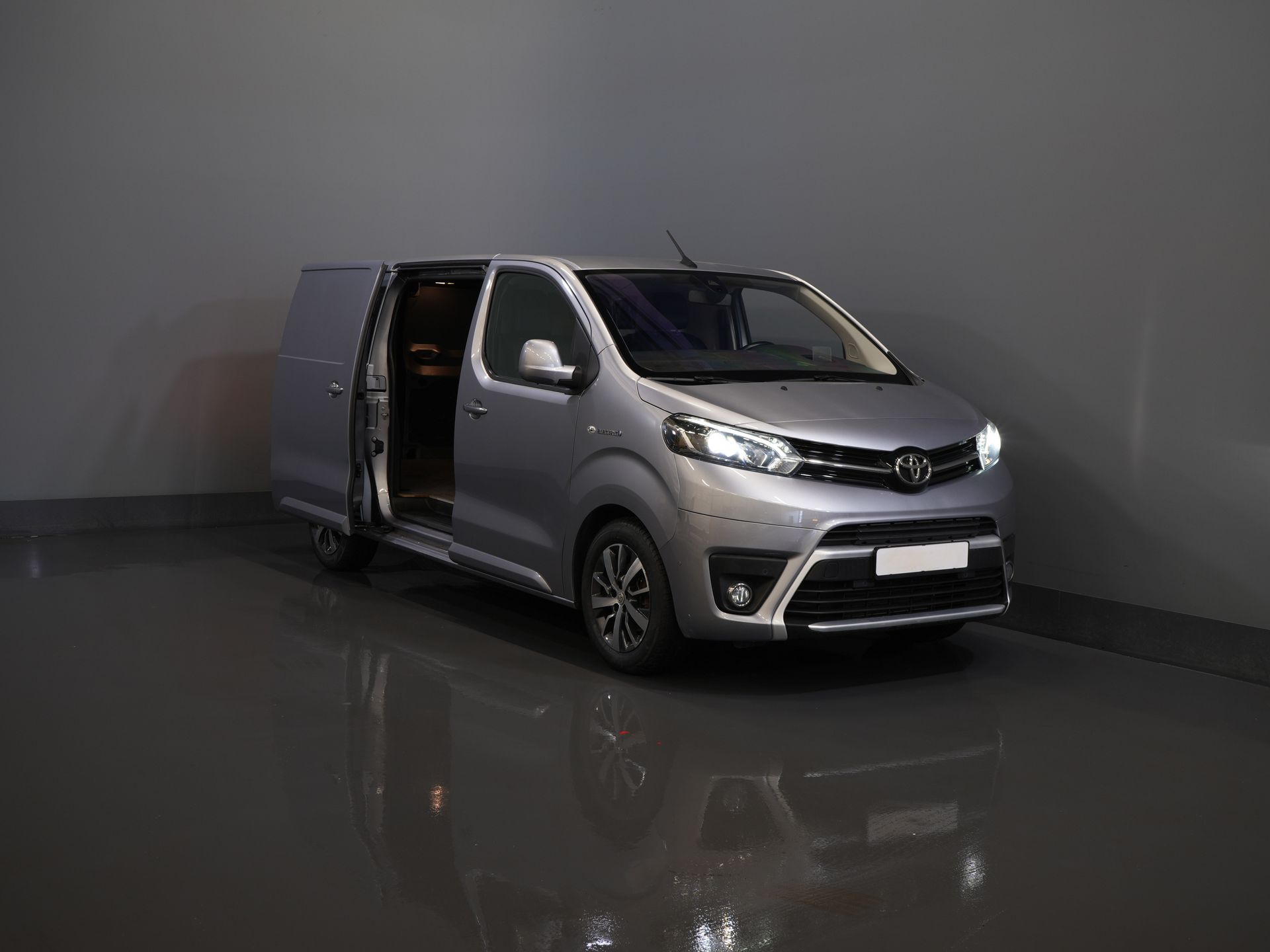 Toyota PROACE Electric Worker Fourgon 75 kWh 330 km WLTP L3 Chargeur rapide/ Xenon/ 2x Portes coulissantes/ Head-Up/ Chauffage auxiliaire/ Sièges chauffants/ Carplay/ Climatisation/ Caméra/ LMV