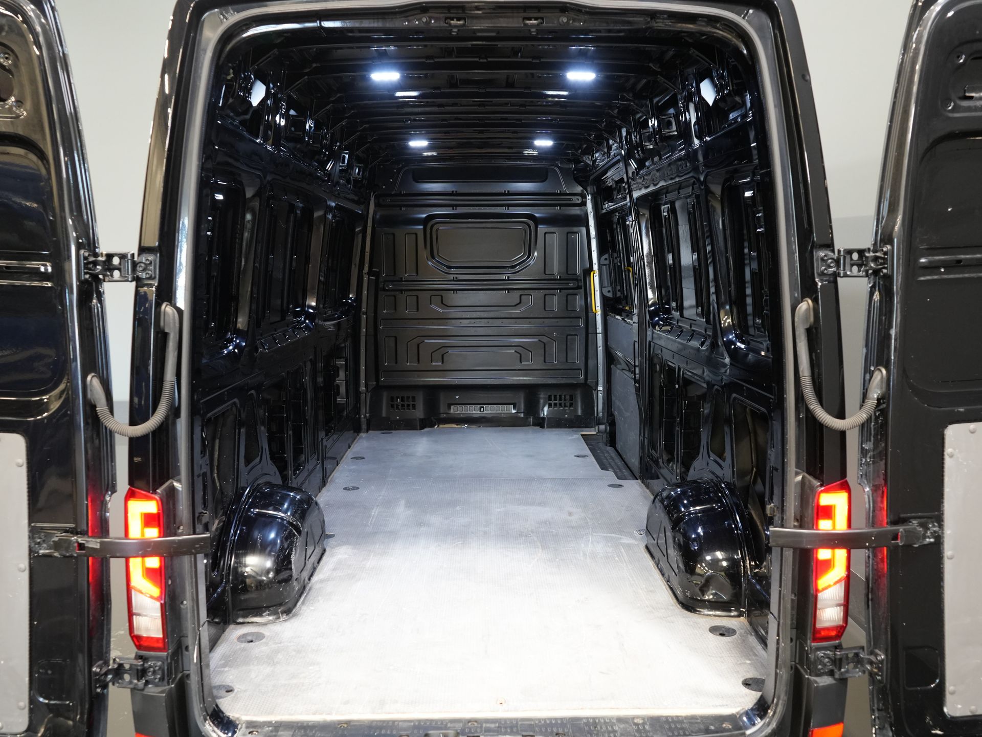 Volkswagen Crafter Bestelbus 35 2.0 TDI 140 pk L4H3 BPM VRIJ! Carplay/ 3 Pers./ PDC/ Airco