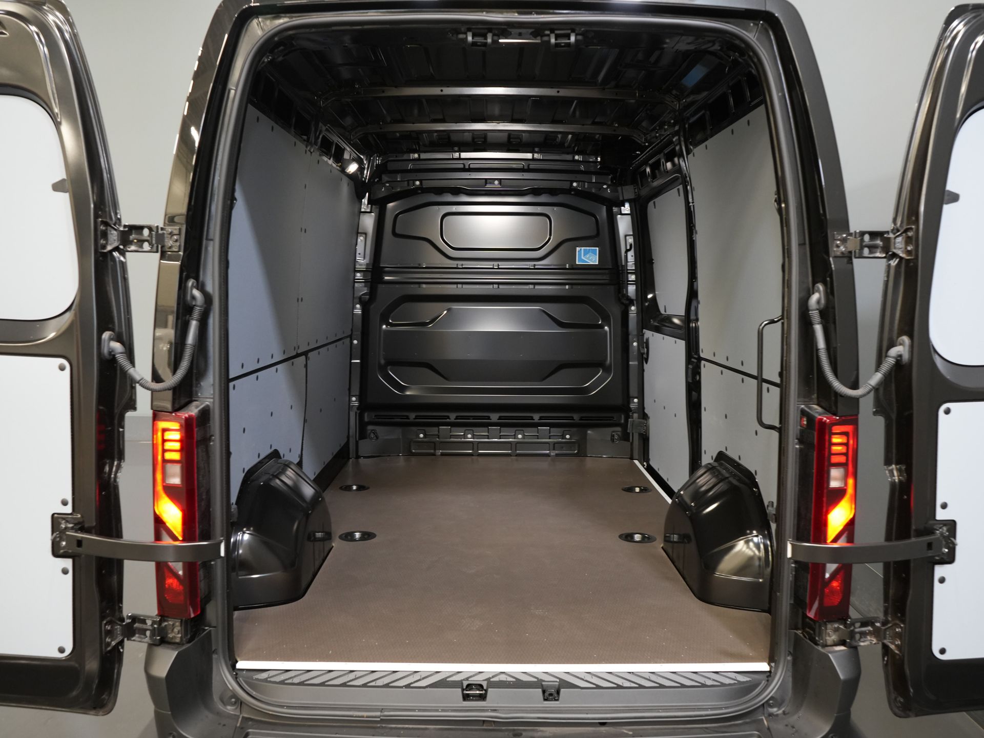 Renault Master Van T35 2.0 dCi 130 CP L2H2 Advance BPM FREE! LED/ Dispozitiv de remorcare 2.5t/ Navi/ Carplay/ Cameră/ Climă/ PDC/ Cruise/ Cârlig de remorcare