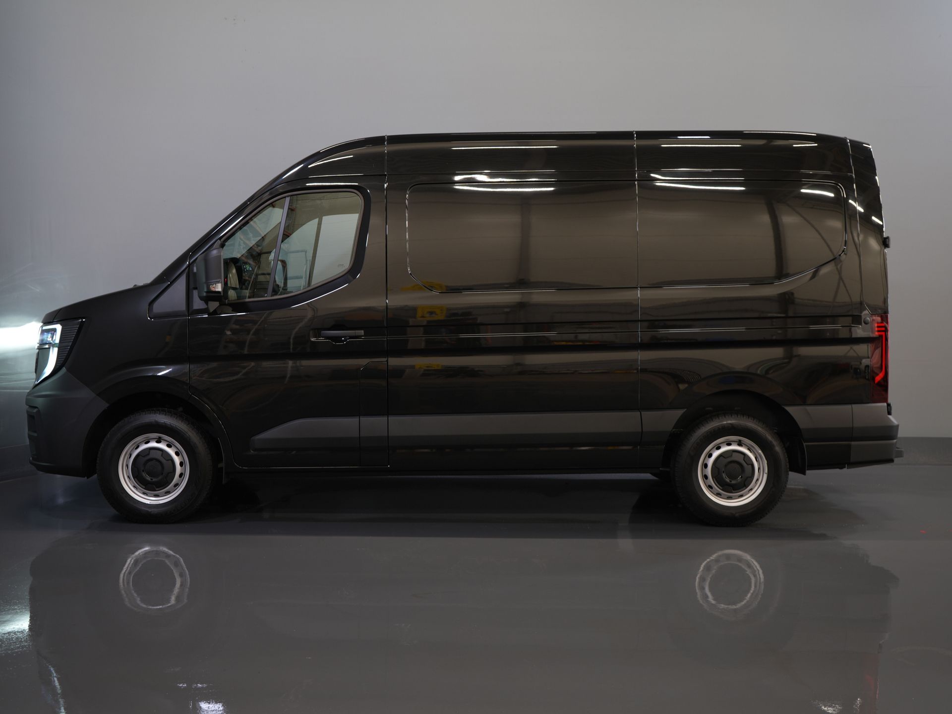 Renault Master Van T35 2.0 dCi 130 CP L2H2 Advance BPM FREE! LED/ Dispozitiv de remorcare 2.5t/ Navi/ Carplay/ Cameră/ Climă/ PDC/ Cruise/ Cârlig de remorcare