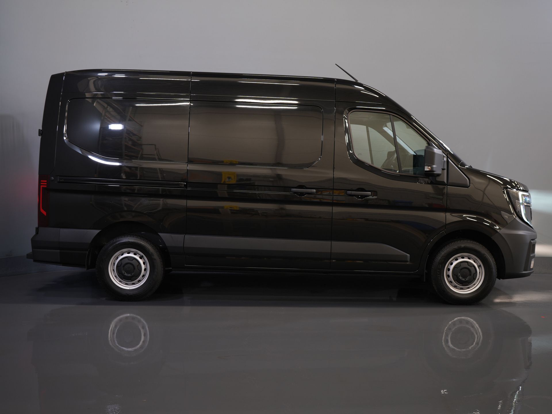 Renault Master Van T35 2.0 dCi 130 CP L2H2 Advance BPM FREE! LED/ Dispozitiv de remorcare 2.5t/ Navi/ Carplay/ Cameră/ Climă/ PDC/ Cruise/ Cârlig de remorcare