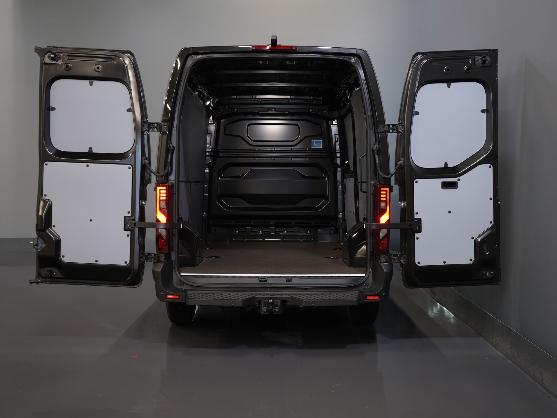 Renault Master Van T35 2.0 dCi 130 CP L2H2 Advance BPM FREE! LED/ Dispozitiv de remorcare 2.5t/ Navi/ Carplay/ Cameră/ Climă/ PDC/ Cruise/ Cârlig de remorcare