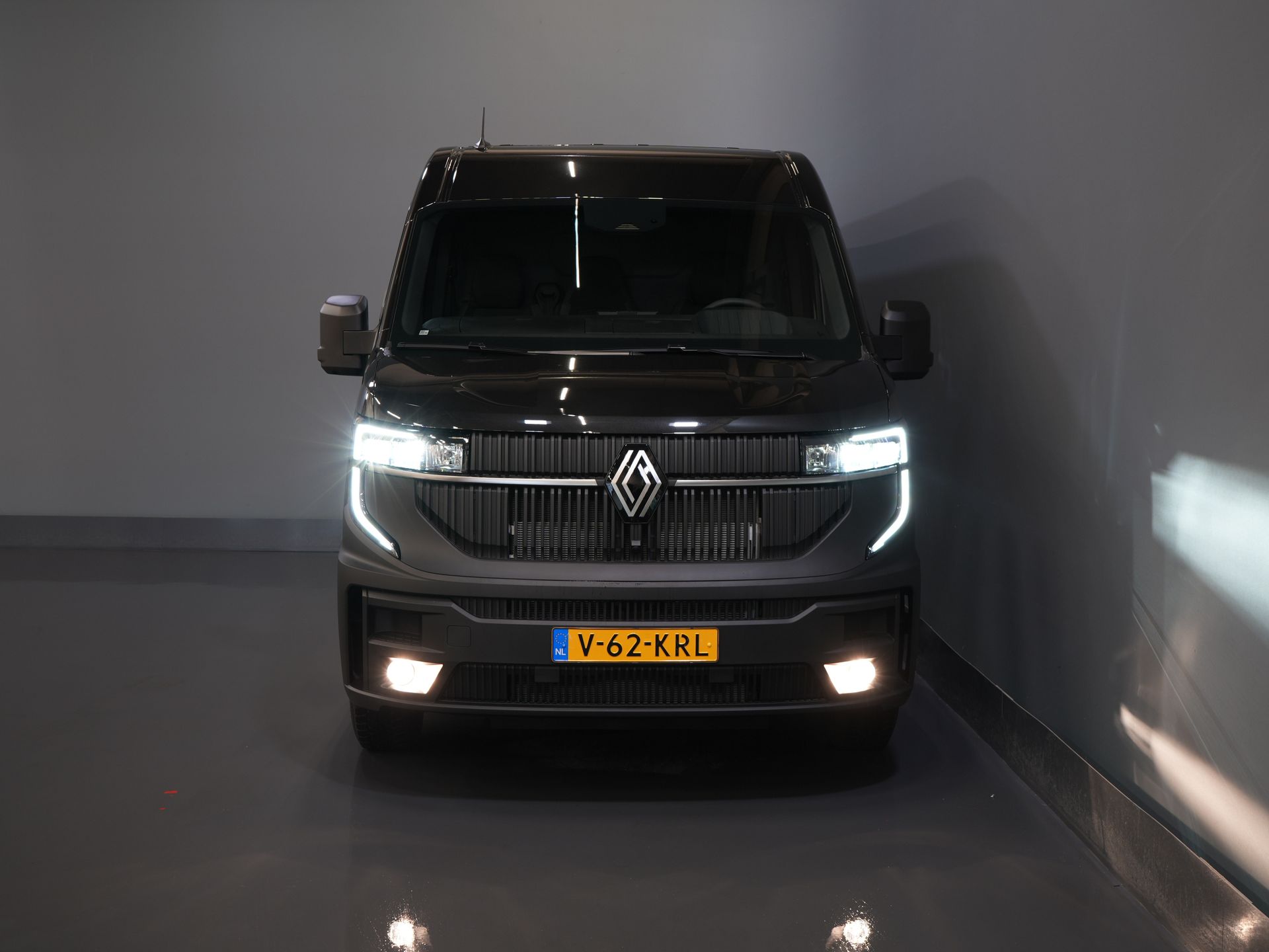 Renault Master Van T35 2.0 dCi 130 CP L2H2 Advance BPM FREE! LED/ Dispozitiv de remorcare 2.5t/ Navi/ Carplay/ Cameră/ Climă/ PDC/ Cruise/ Cârlig de remorcare