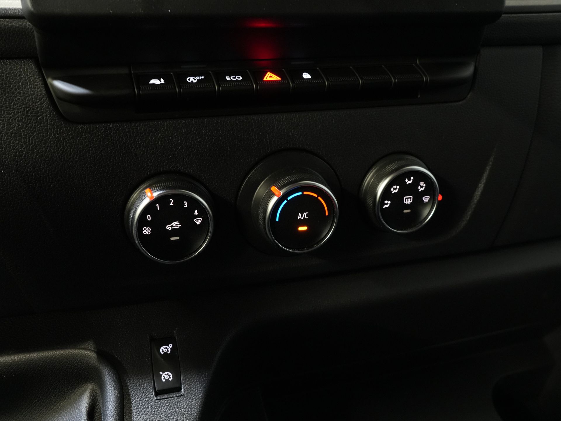 Renault Master Bakwagen T35 2.3 dCi 165 pk BPM Vrij! Bakwagen 420x215x233 Laadklep/ Zijdeur/ Meubelbak/ Spoiler/ Cruise/ Airco