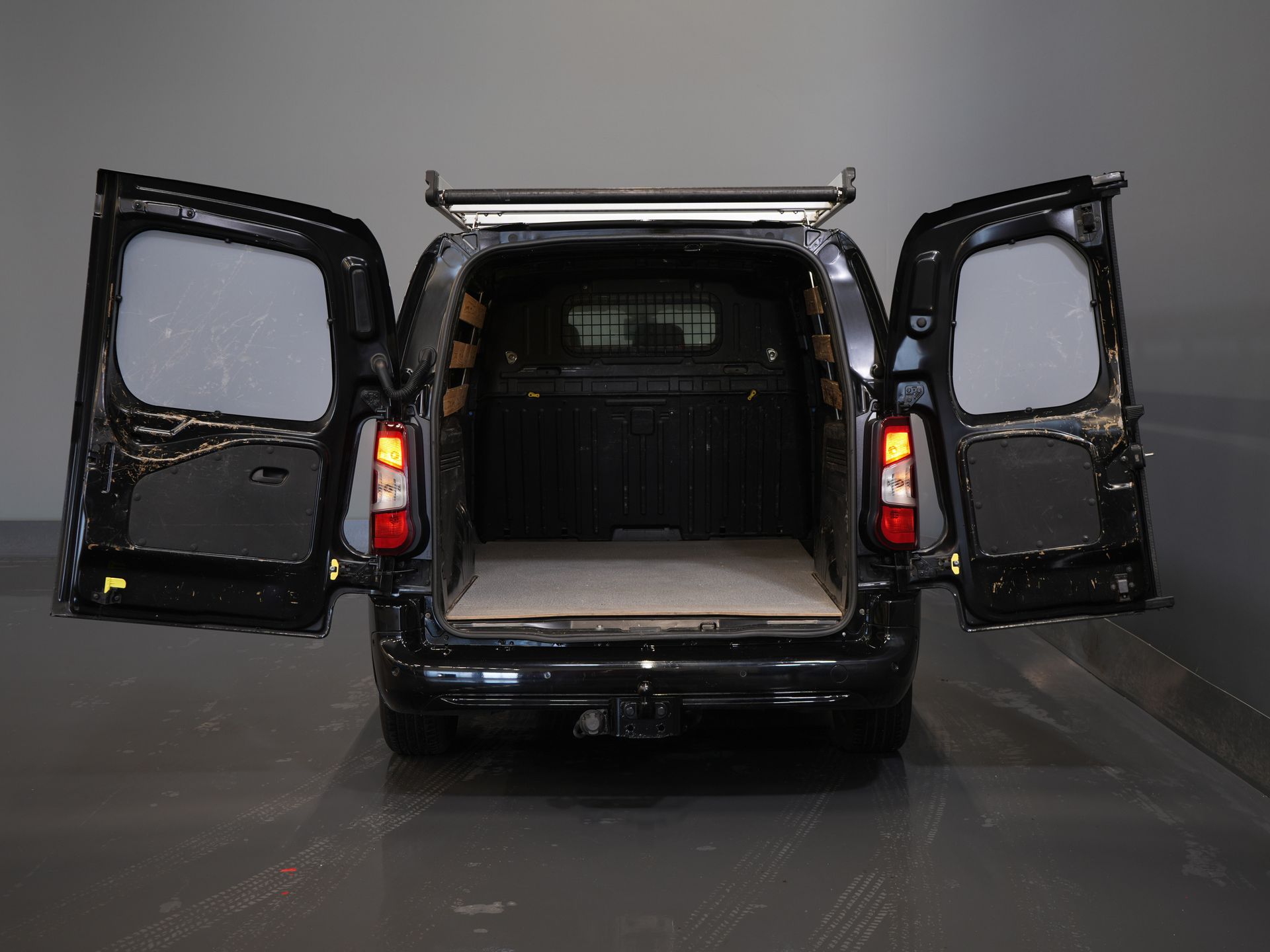 Peugeot Partner Van 1.5 HDI 130 к.с. Авт. L2 BPM БЕЗКОШТОВНО! Багажник на даху/ 3перс./ Carplay/ Камера/ Клімат/ PDC/ LMV/ Круїз/ Фаркоп