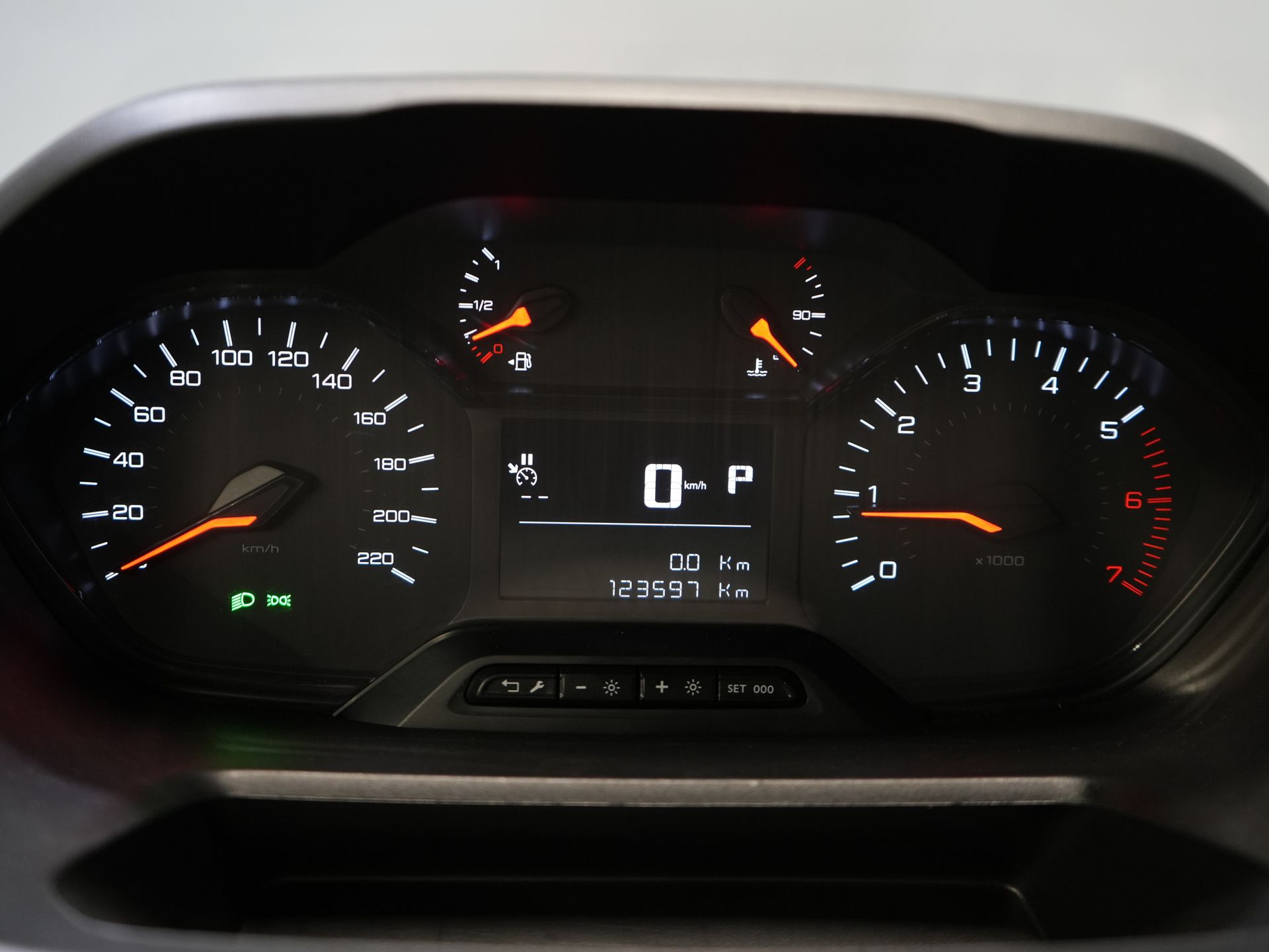 Peugeot Partner Van 1.5 HDI 130 к.с. Авт. L2 BPM БЕЗКОШТОВНО! Багажник на даху/ 3перс./ Carplay/ Камера/ Клімат/ PDC/ LMV/ Круїз/ Фаркоп