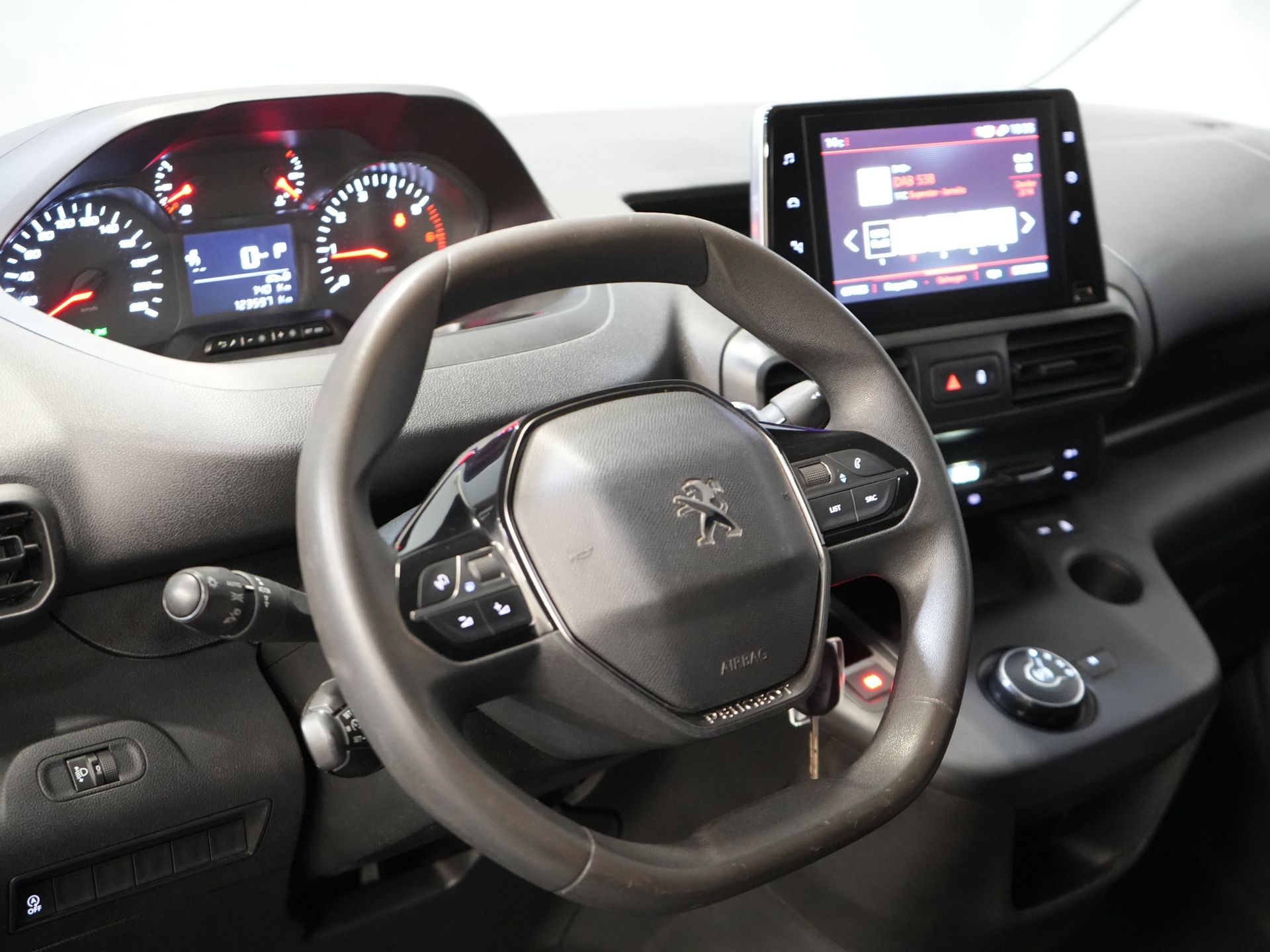 Peugeot Partner Van 1.5 HDI 130 к.с. Авт. L2 BPM БЕЗКОШТОВНО! Багажник на даху/ 3перс./ Carplay/ Камера/ Клімат/ PDC/ LMV/ Круїз/ Фаркоп