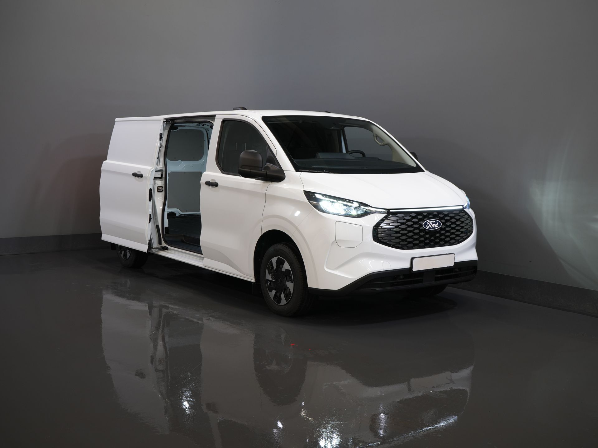 Ford E-Transit Custom Bestelbus 340 L2 Trend 65 kWh 330 km WLTP LED/ Snellader/ 2.3t Trekverm./ Stuurverw./ Stoelverw./ Carplay/ Climate/ Camera/ PDC/ Cruise