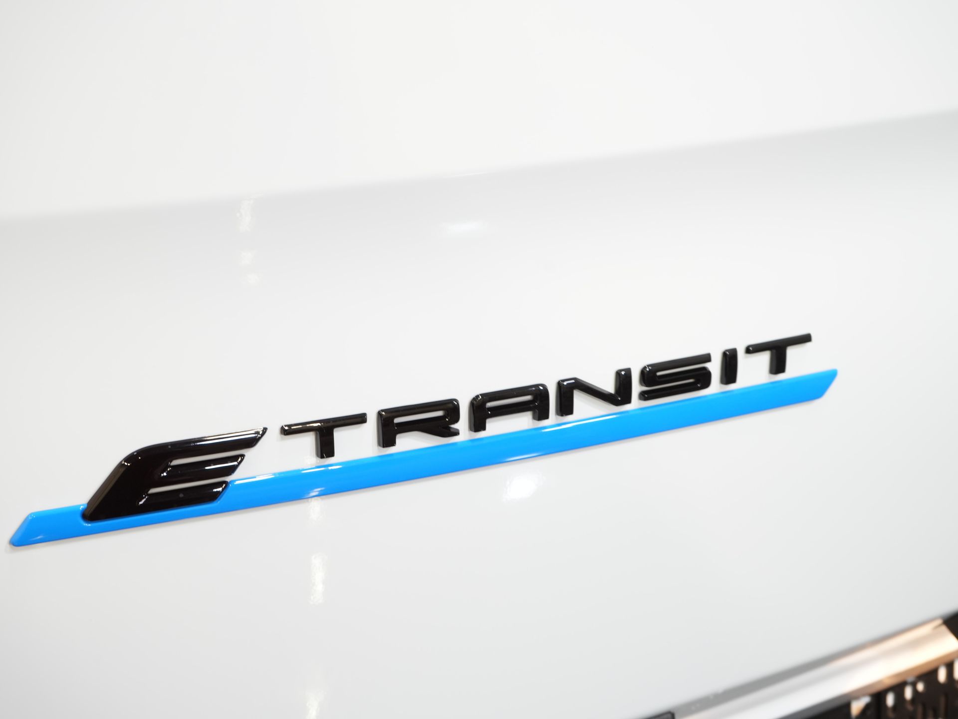 Ford E-Transit Custom Bestelbus 340 L2 Trend 65 kWh 330 km WLTP LED/ Snellader/ 2.3t Trekverm./ Stuurverw./ Stoelverw./ Carplay/ Climate/ Camera/ PDC/ Cruise