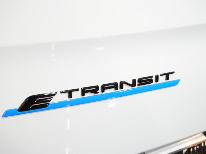 Ford E-Transit Custom Bestelbus 340 L2 Trend 65 kWh 330 km WLTP LED/ Snellader/ 2.3t Trekverm./ Stuurverw./ Stoelverw./ Carplay/ Climate/ Camera/ PDC/ Cruise