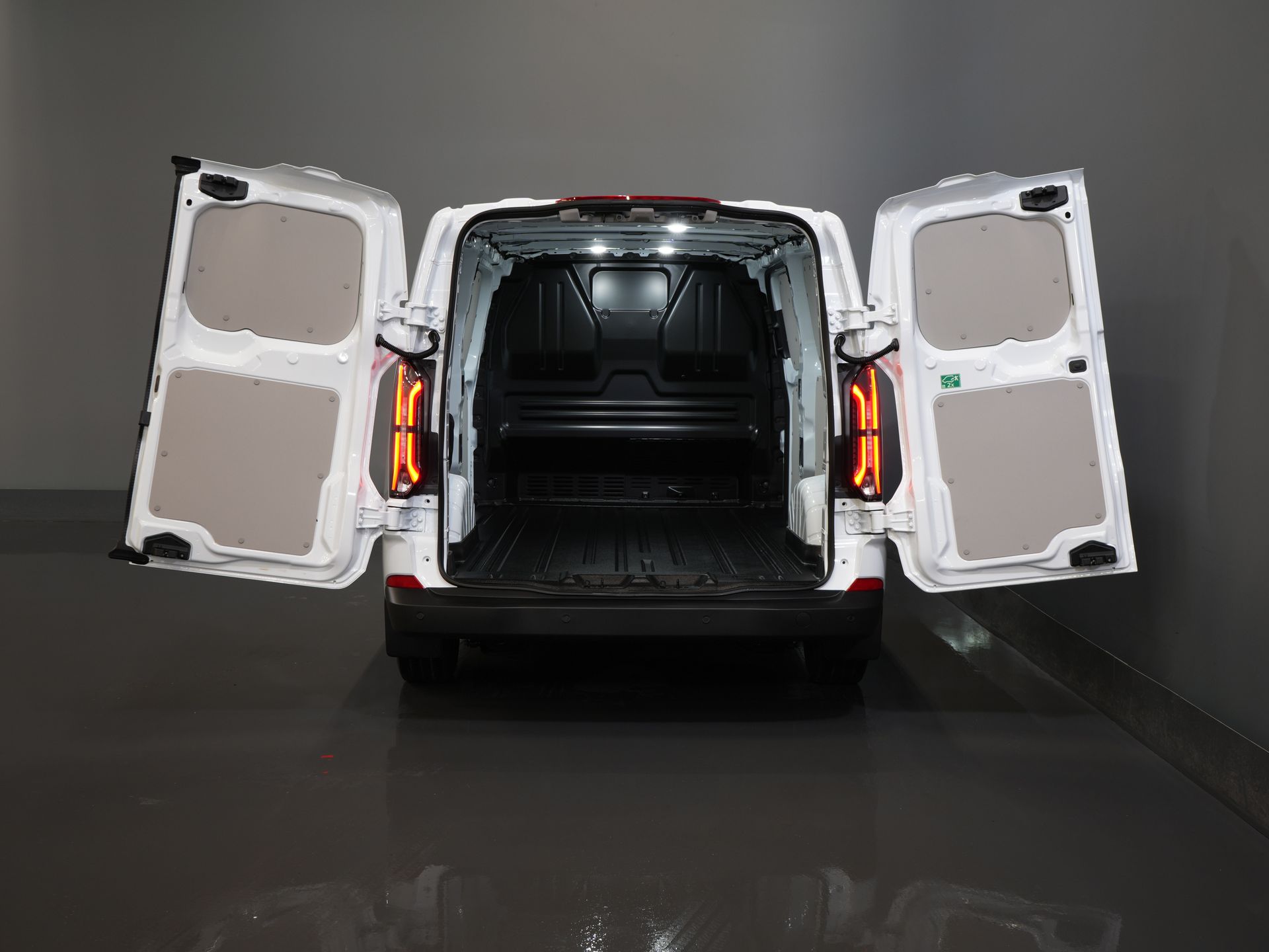 Ford E-Transit Custom Bestelbus 340 L2 Trend 65 kWh 330 km WLTP LED/ Snellader/ 2.3t Trekverm./ Stuurverw./ Stoelverw./ Carplay/ Climate/ Camera/ PDC/ Cruise