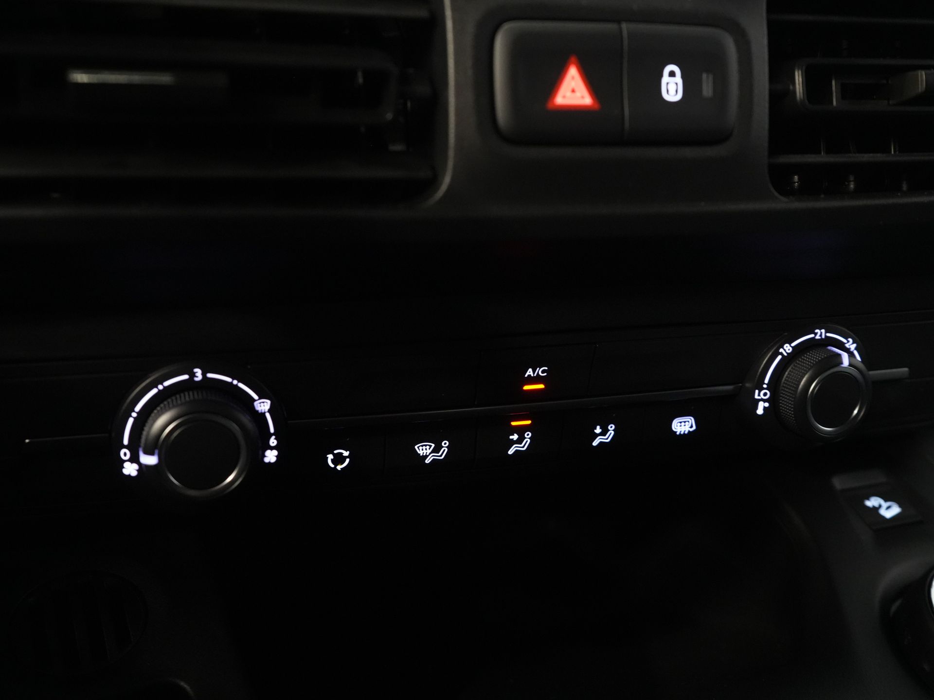 Peugeot e-Partner Van 50 kWh 280 km WLTP Încălzire stand/ Încărcător rapid/ DAB/ Cruise/ Aer condiționat