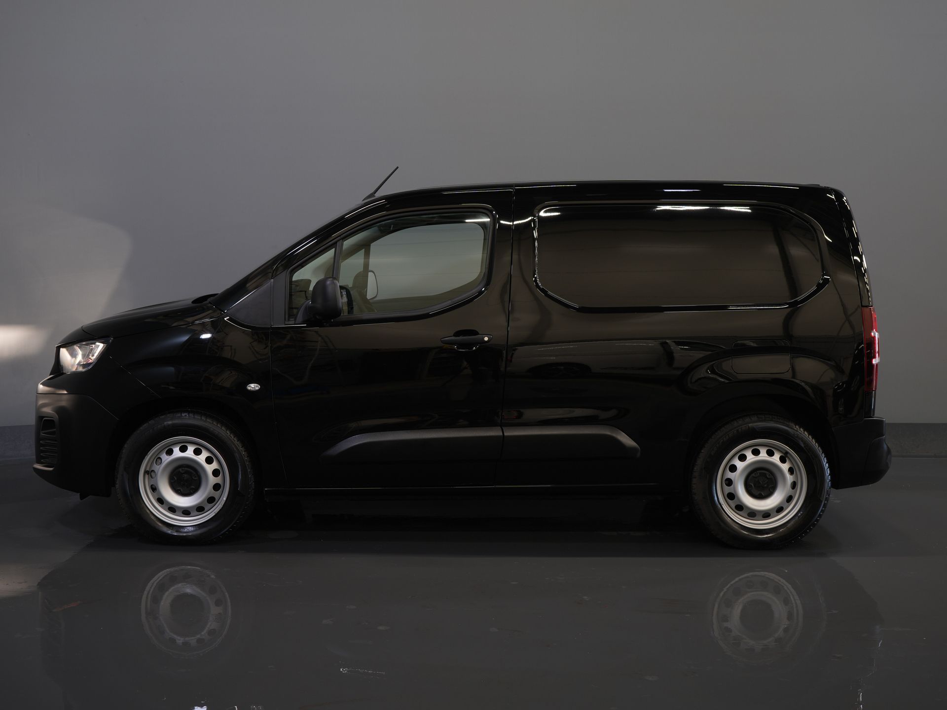 Peugeot e-Partner Van 50 kWh 280 km WLTP Încălzire stand/ Încărcător rapid/ DAB/ Cruise/ Aer condiționat