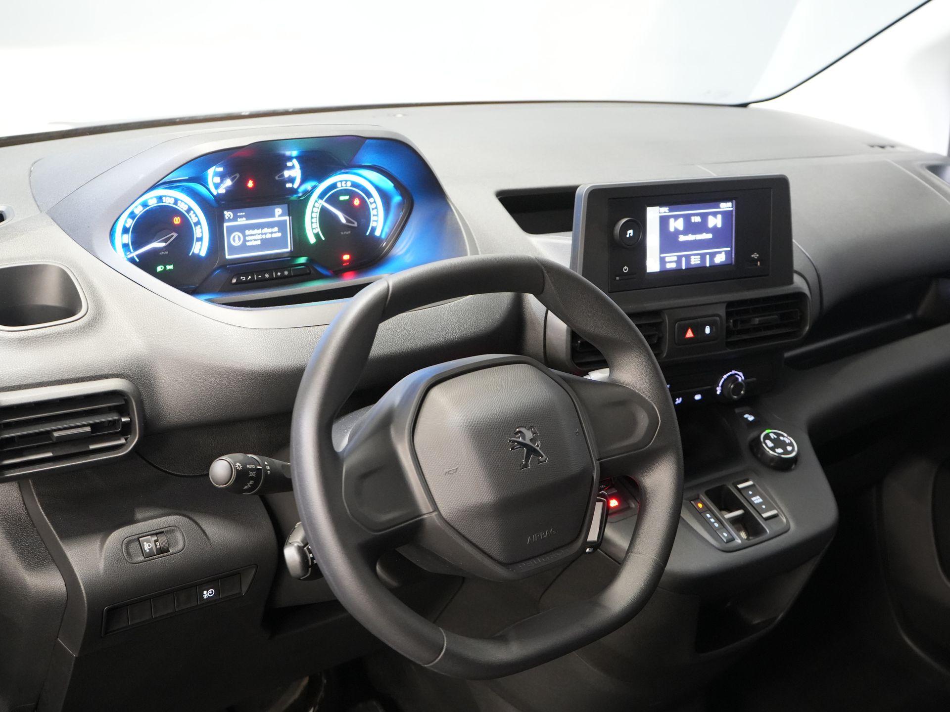 Peugeot e-Partner Van 50 kWh 280 km WLTP Încălzire stand/ Încărcător rapid/ DAB/ Cruise/ Aer condiționat