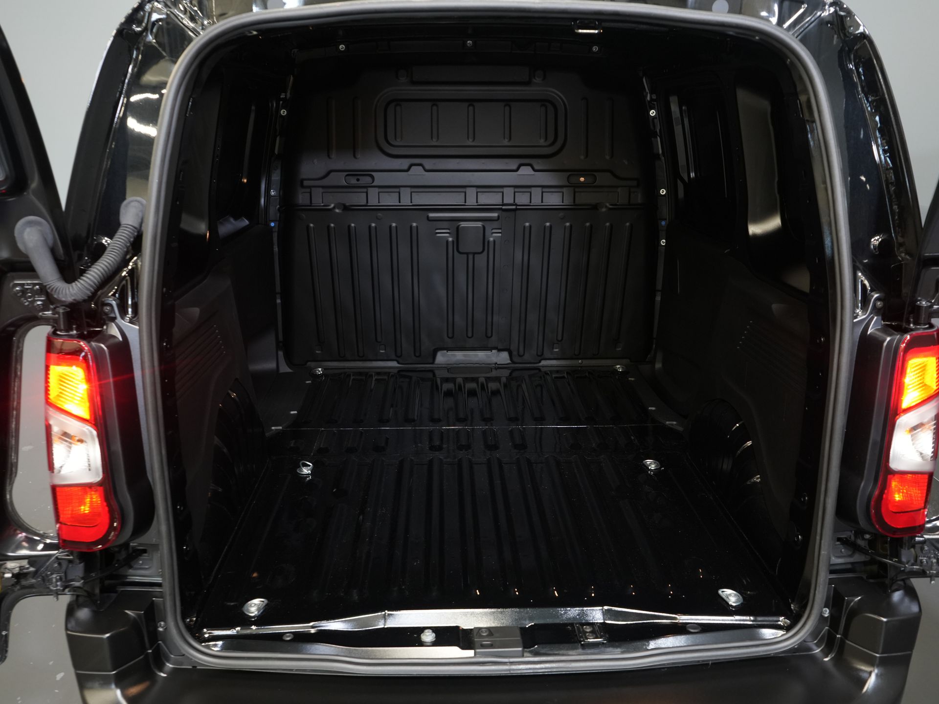 Peugeot e-Partner Van 50 kWh 280 km WLTP Încălzire stand/ Încărcător rapid/ DAB/ Cruise/ Aer condiționat