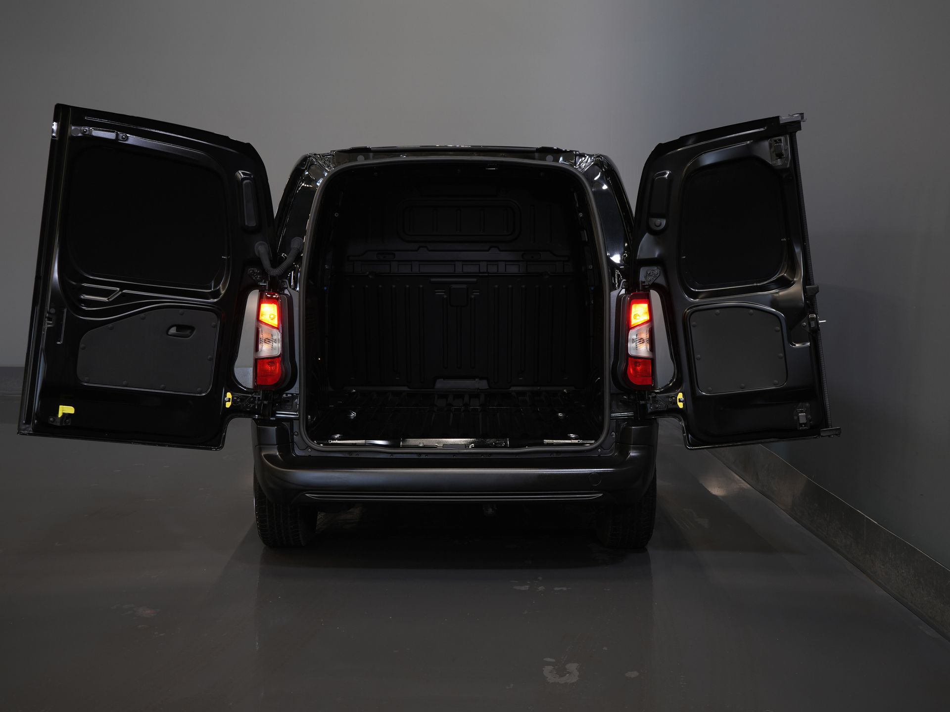 Peugeot e-Partner Van 50 kWh 280 km WLTP Încălzire stand/ Încărcător rapid/ DAB/ Cruise/ Aer condiționat