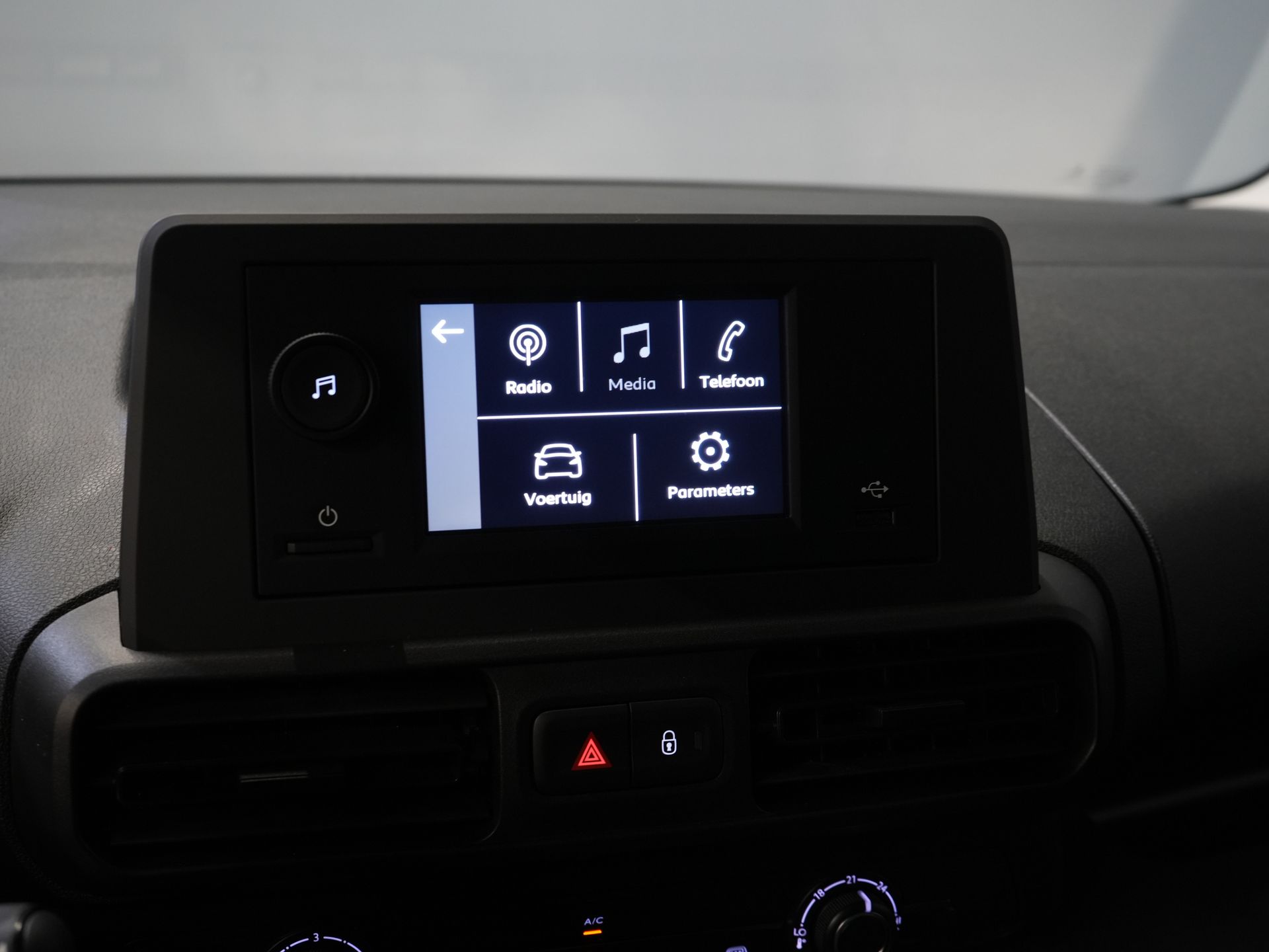 Peugeot e-Partner Van 50 kWh 280 km WLTP Încălzire stand/ Încărcător rapid/ DAB/ Cruise/ Aer condiționat