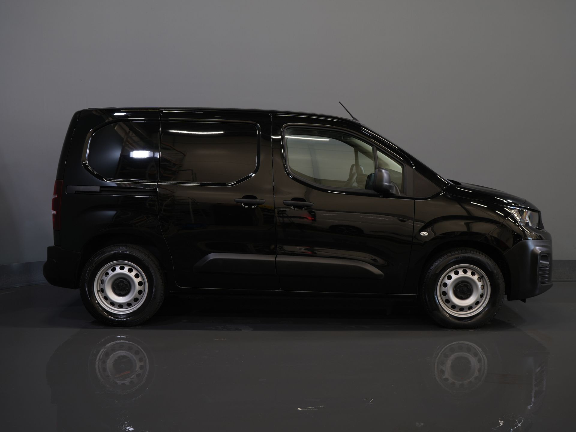 Peugeot e-Partner Van 50 kWh 280 km WLTP Încălzire stand/ Încărcător rapid/ DAB/ Cruise/ Aer condiționat