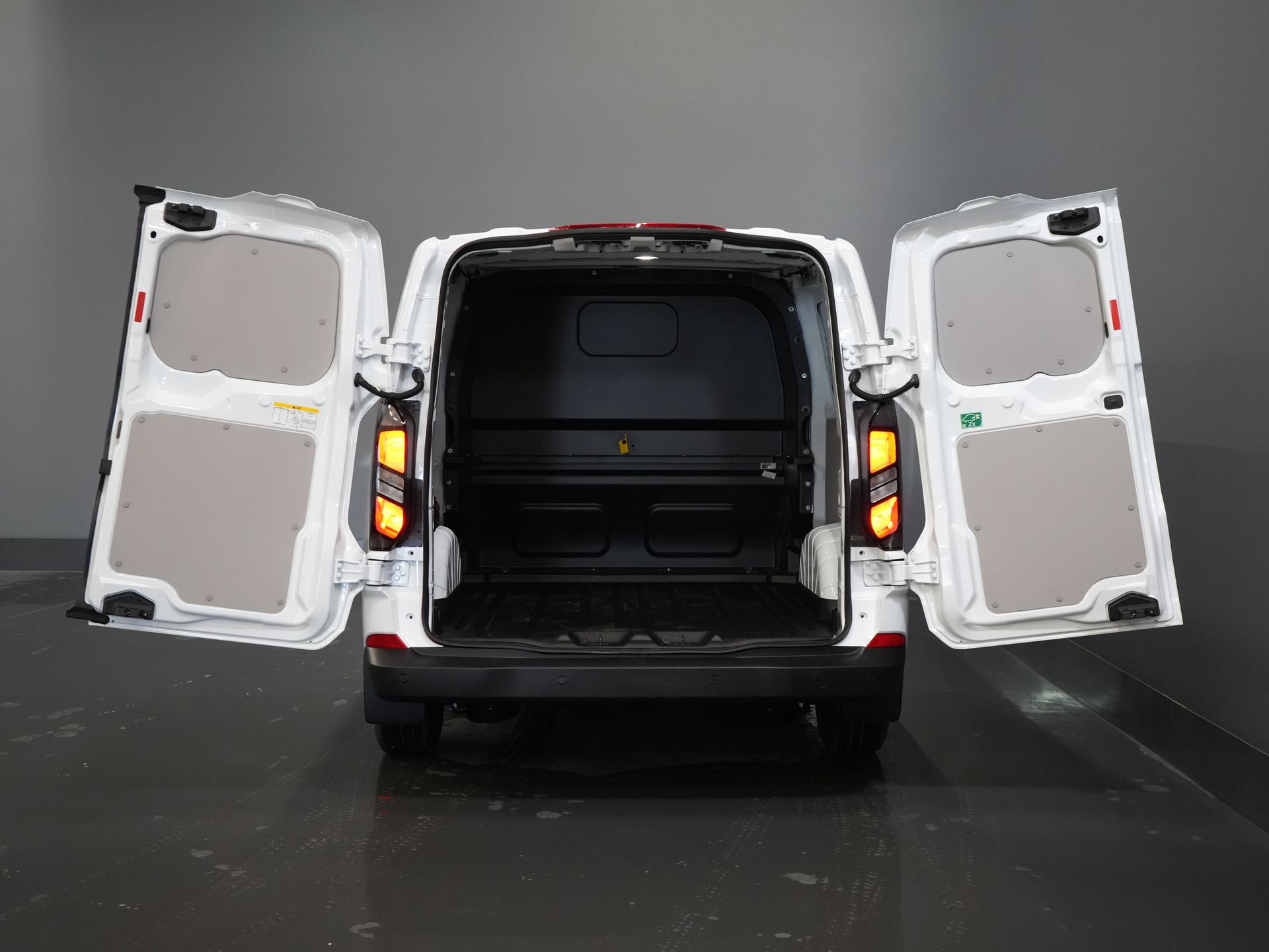 Ford Transit Custom Van 320 2.0 TDCI 136 hp L2 Trend BPM FREE! DC Double Cab/ 5 years/200,000 km Warranty/ Carplay/ Climate/ Camera/ PDC/ Cruise