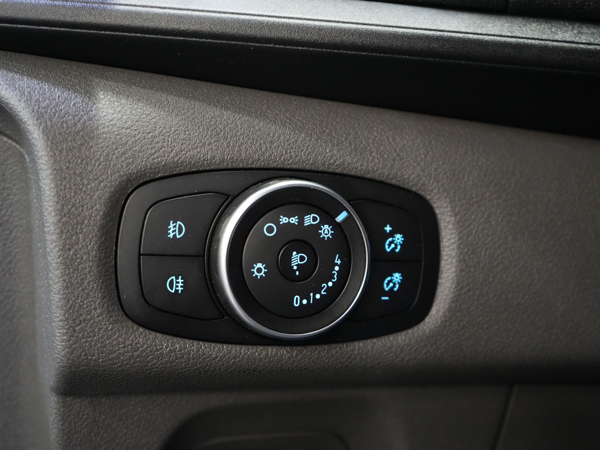 Ford Transit Custom Van 2.0 TDCI 130 CP Aut. L2 Bi-Xenon/ Încălzire scaune/ Încălzire stand/ Cameră/ Cruise/ LMV/ PDC