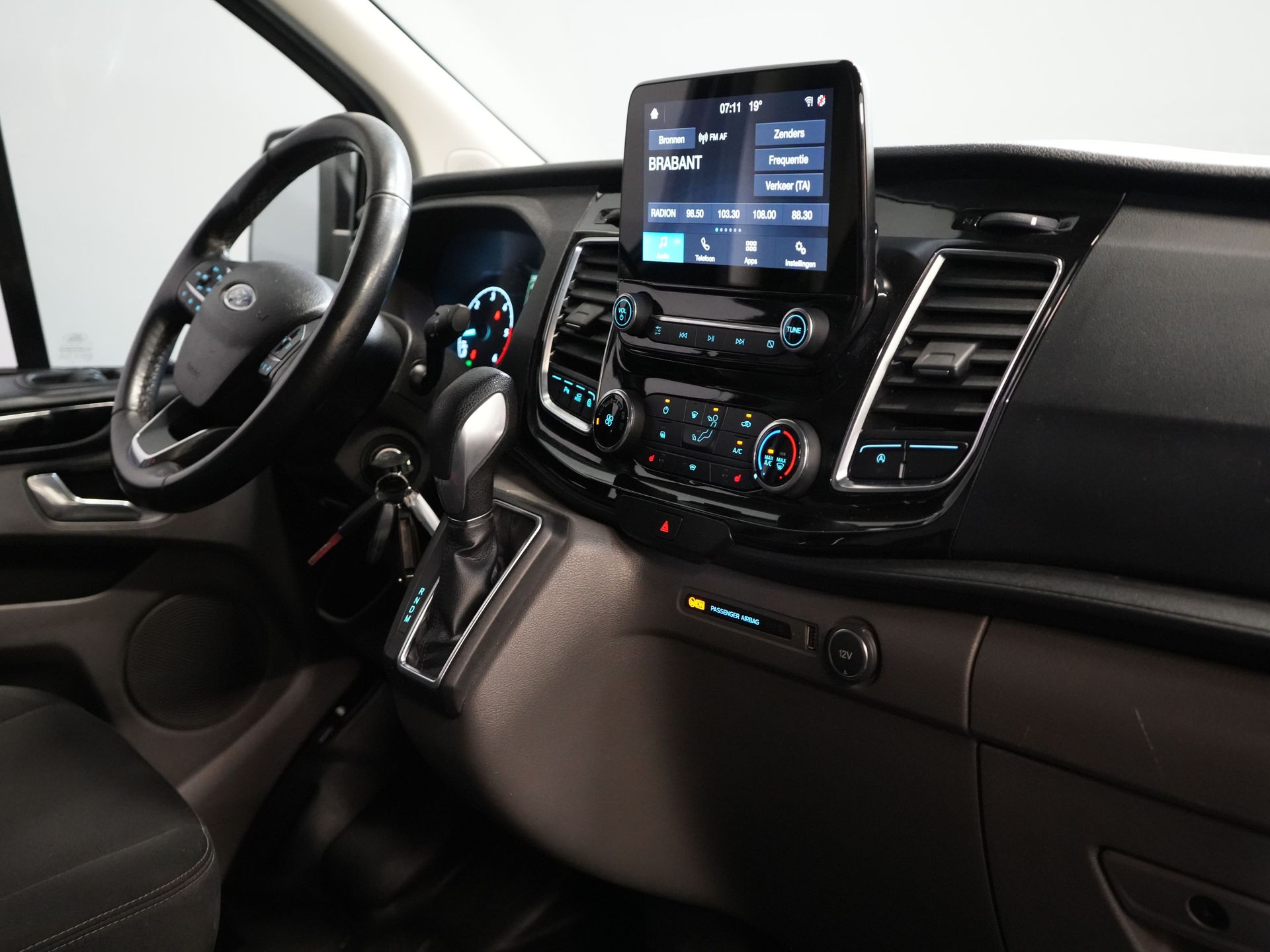 Ford Transit Custom Van 2.0 TDCI 130 CP Aut. L2 Bi-Xenon/ Încălzire scaune/ Încălzire stand/ Cameră/ Cruise/ LMV/ PDC