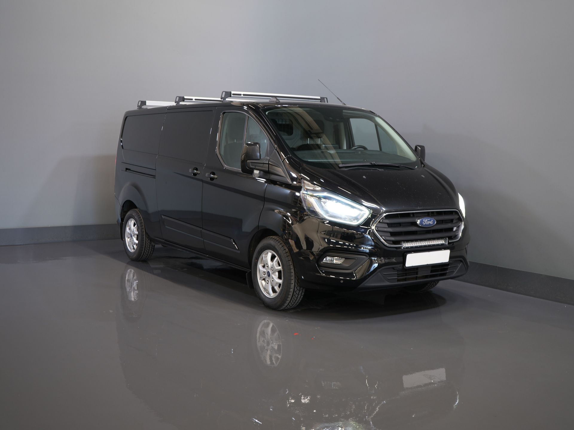 Ford Transit Custom Van 2.0 TDCI 130 CP Aut. L2 Bi-Xenon/ Încălzire scaune/ Încălzire stand/ Cameră/ Cruise/ LMV/ PDC