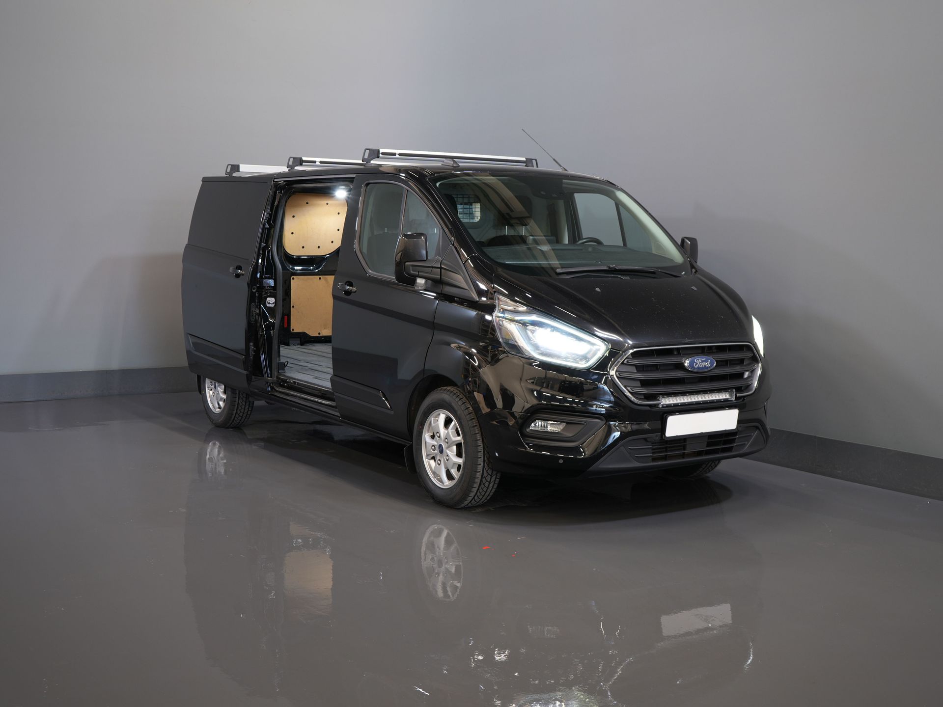 Ford Transit Custom Van 2.0 TDCI 130 CP Aut. L2 Bi-Xenon/ Încălzire scaune/ Încălzire stand/ Cameră/ Cruise/ LMV/ PDC