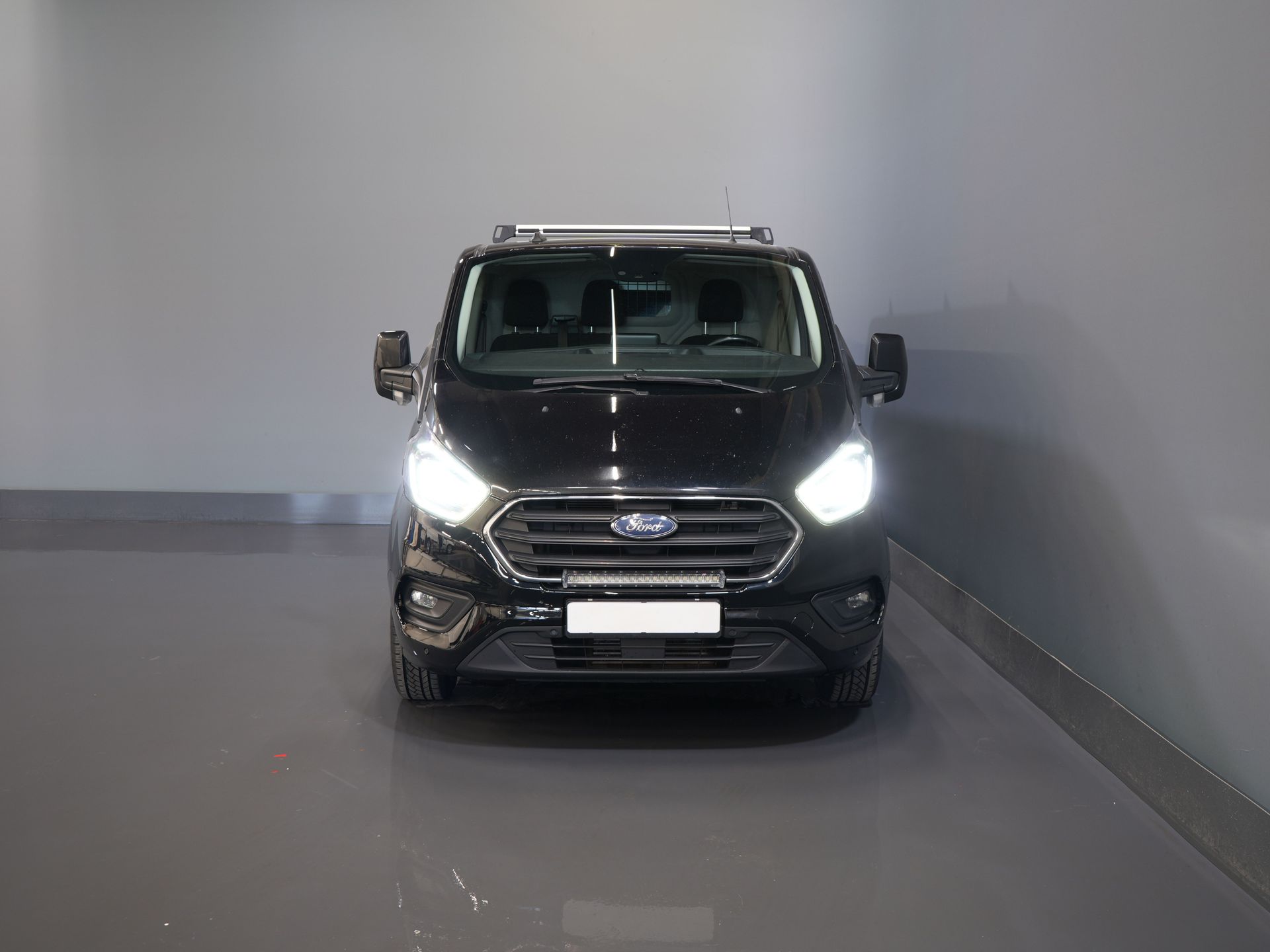Ford Transit Custom Van 2.0 TDCI 130 CP Aut. L2 Bi-Xenon/ Încălzire scaune/ Încălzire stand/ Cameră/ Cruise/ LMV/ PDC
