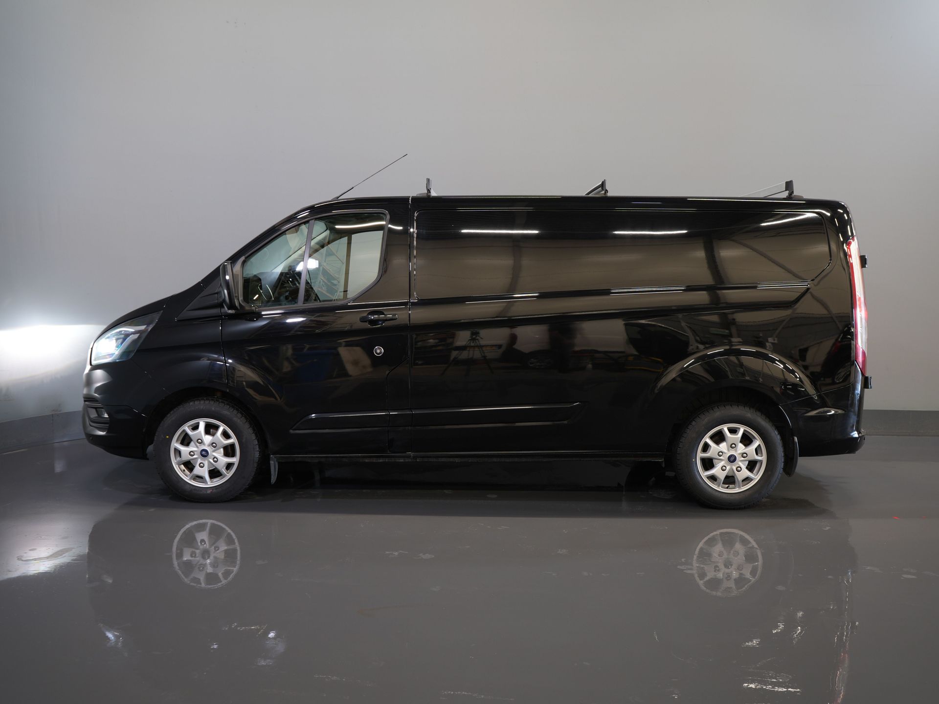 Ford Transit Custom Van 2.0 TDCI 130 CP Aut. L2 Bi-Xenon/ Încălzire scaune/ Încălzire stand/ Cameră/ Cruise/ LMV/ PDC