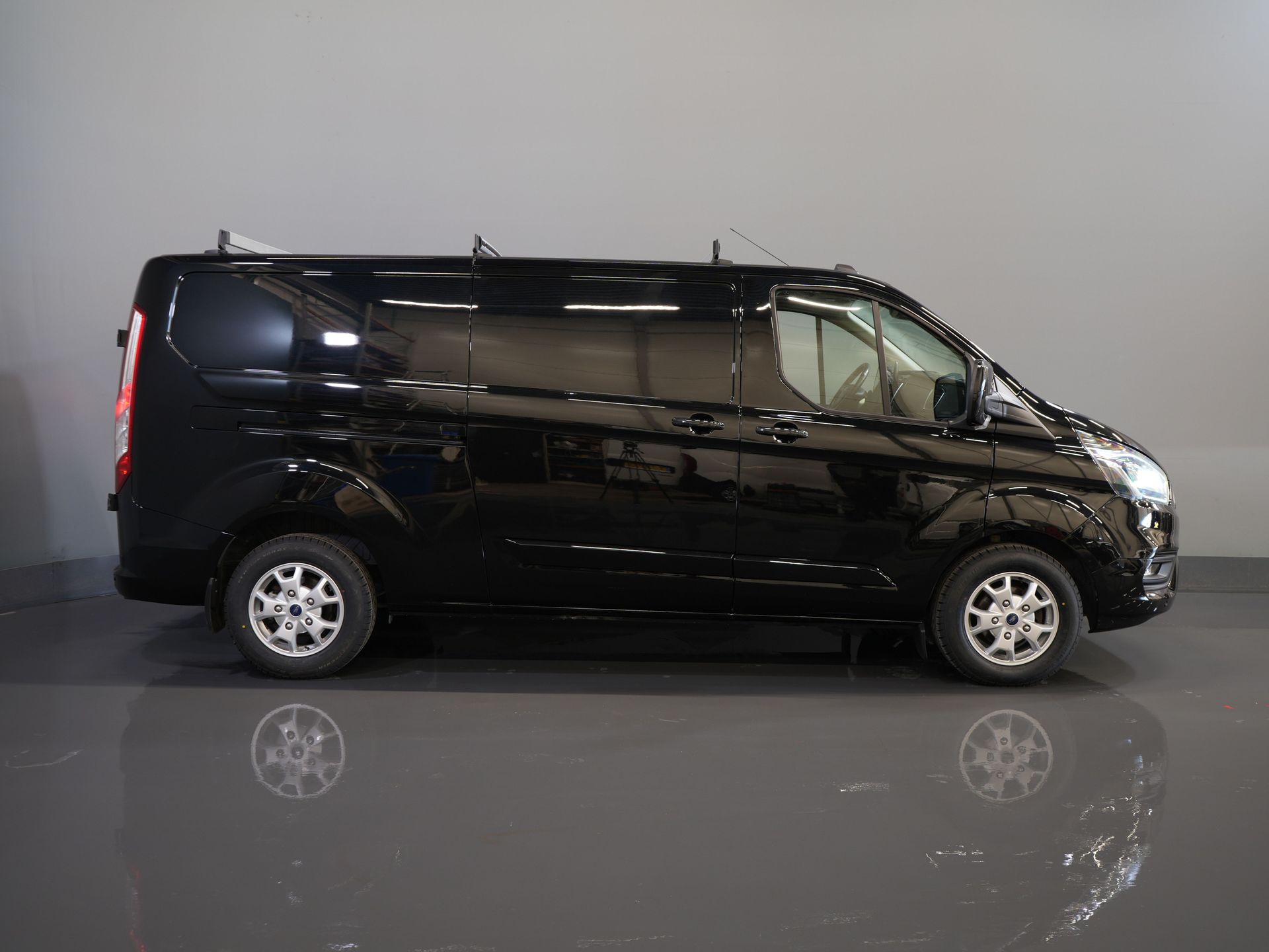 Ford Transit Custom Van 2.0 TDCI 130 CP Aut. L2 Bi-Xenon/ Încălzire scaune/ Încălzire stand/ Cameră/ Cruise/ LMV/ PDC