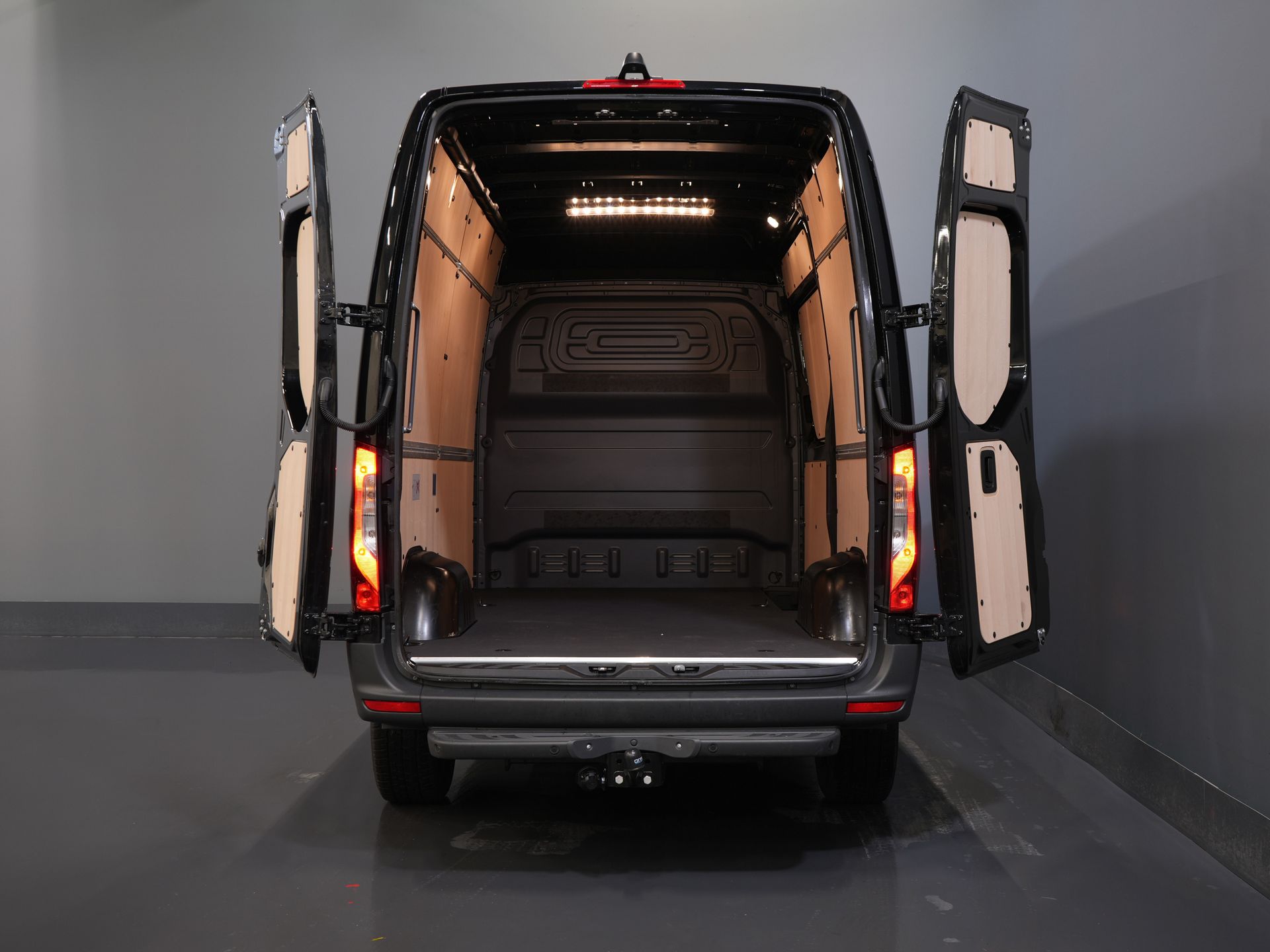Mercedes-Benz Sprinter Van 317 Aut. L2H2 BPM GRATIS! (Facelift) 3.5t Hak holowniczy/ LED/ Fotel rozkładany/ 270 Gr. Drzwi/ Ogrzewanie siedzeń/ Navi/ Kamera/ PDC/ Cruise/ Airco