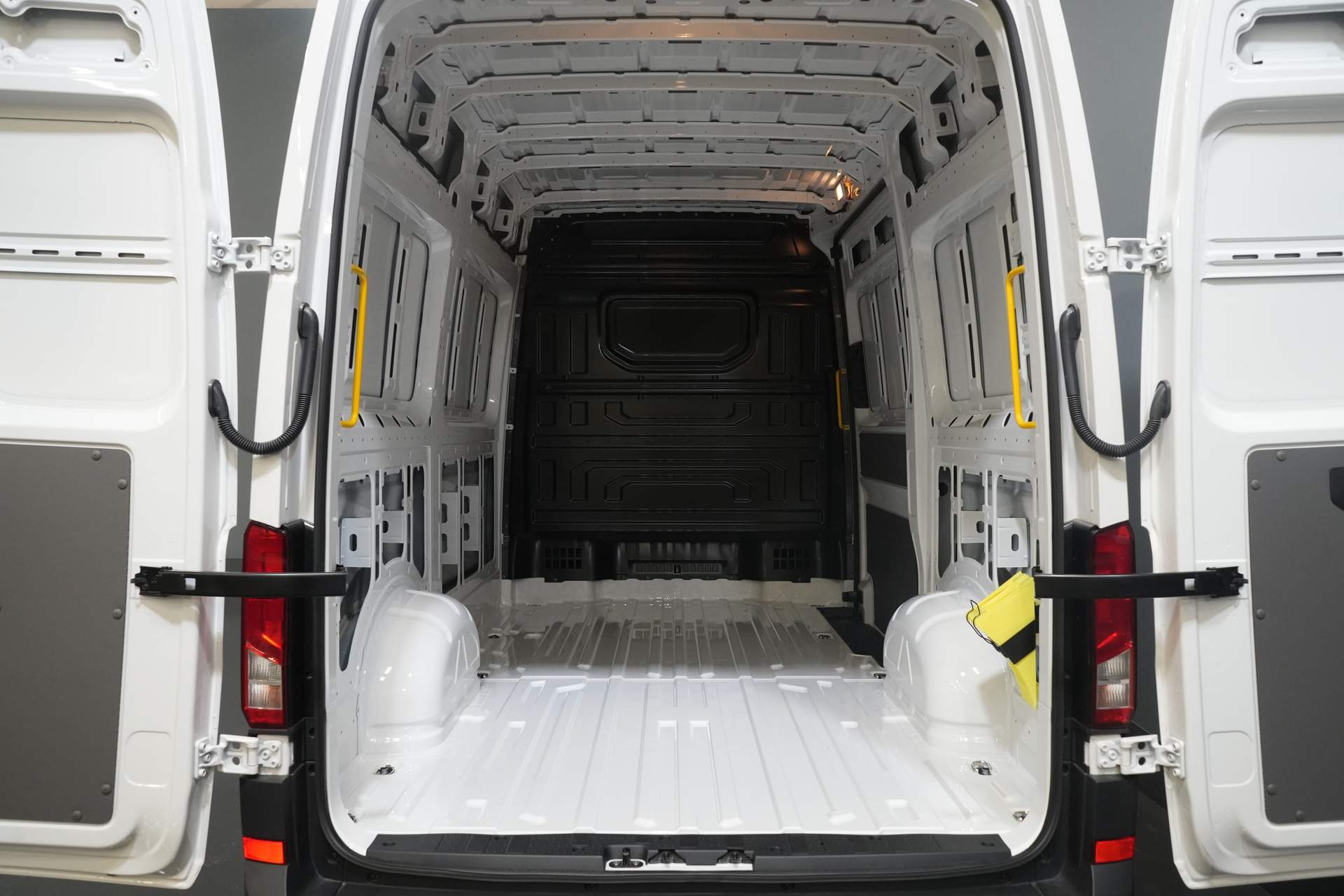 Volkswagen Crafter Bestelbus 35 140 pk DSG Aut. L3H3 BPM VRIJ! LED/ Virtual Cockpit/ Camera/ Cruise/ Carplay/ Gev.Stoel