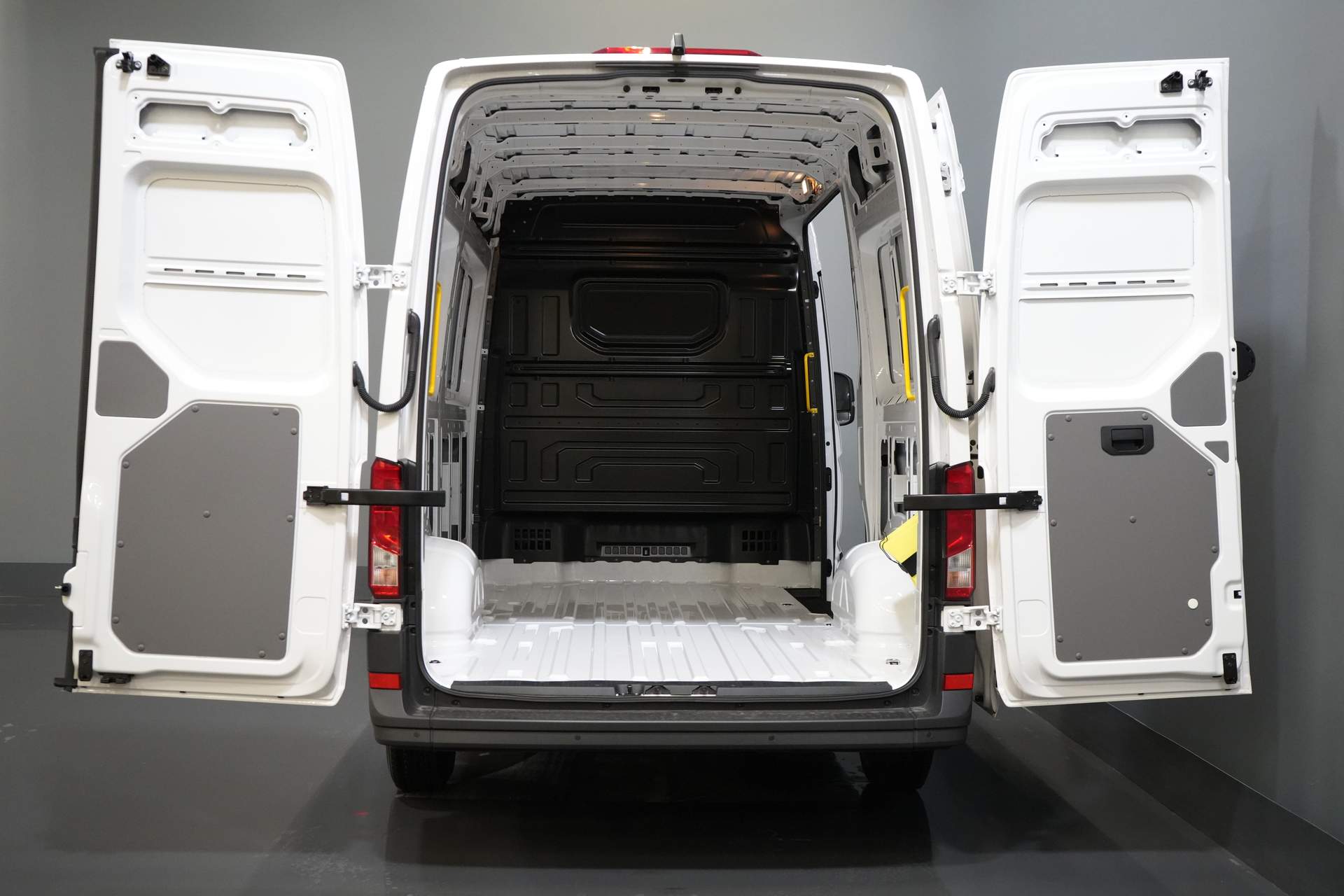 Volkswagen Crafter Bestelbus 35 140 pk DSG Aut. L3H3 BPM VRIJ! LED/ Virtual Cockpit/ Camera/ Cruise/ Carplay/ Gev.Stoel