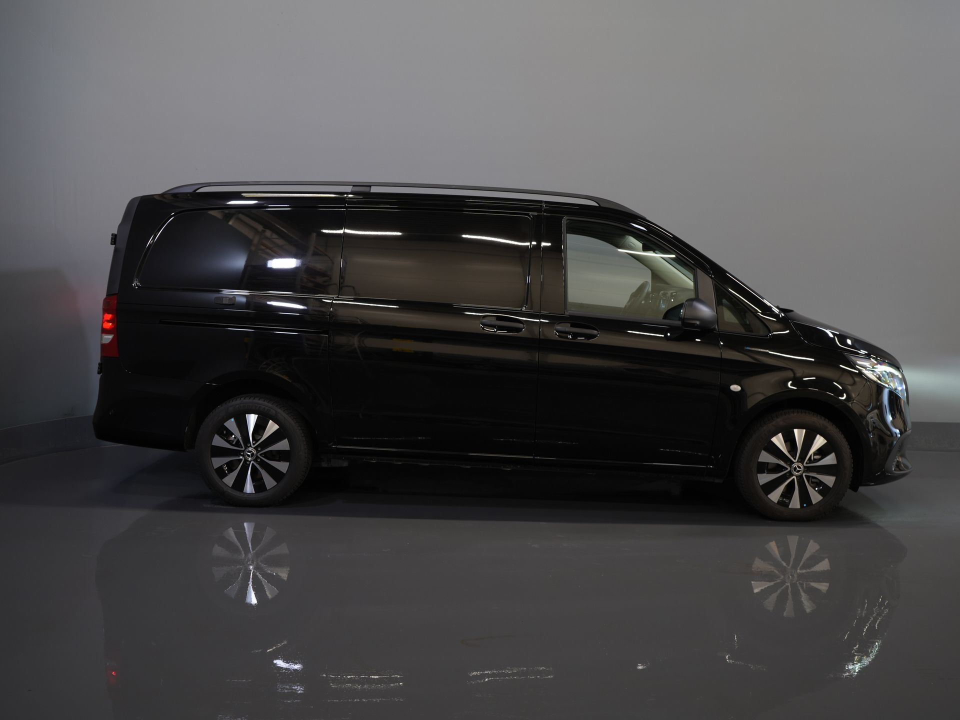 Mercedes-Benz eVito Bestelbus eVito L2 60 kWh 285 km WLTP Snellader/ LED/ Adapt.Cruise/ Stoelverw./ Carplay/ Camera/ PDC/ 17
