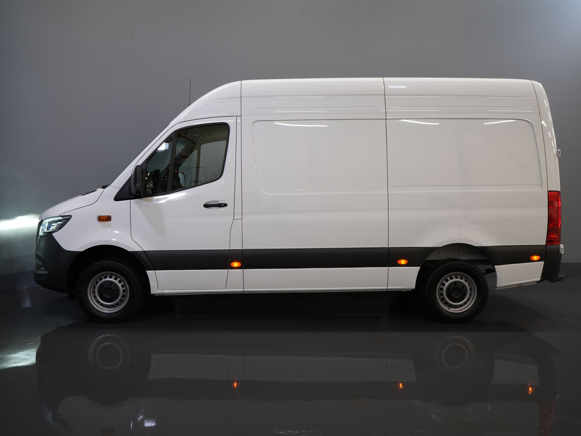 Mercedes-Benz Sprinter Van 317 CDI Aut. L2H2 3.5t Trekverm./ LED/ Gev.Stoel/ 270 Gr.Deuren/ Stoelverw./ Navi/ Camera/ PDC/ Cruise/ Airco