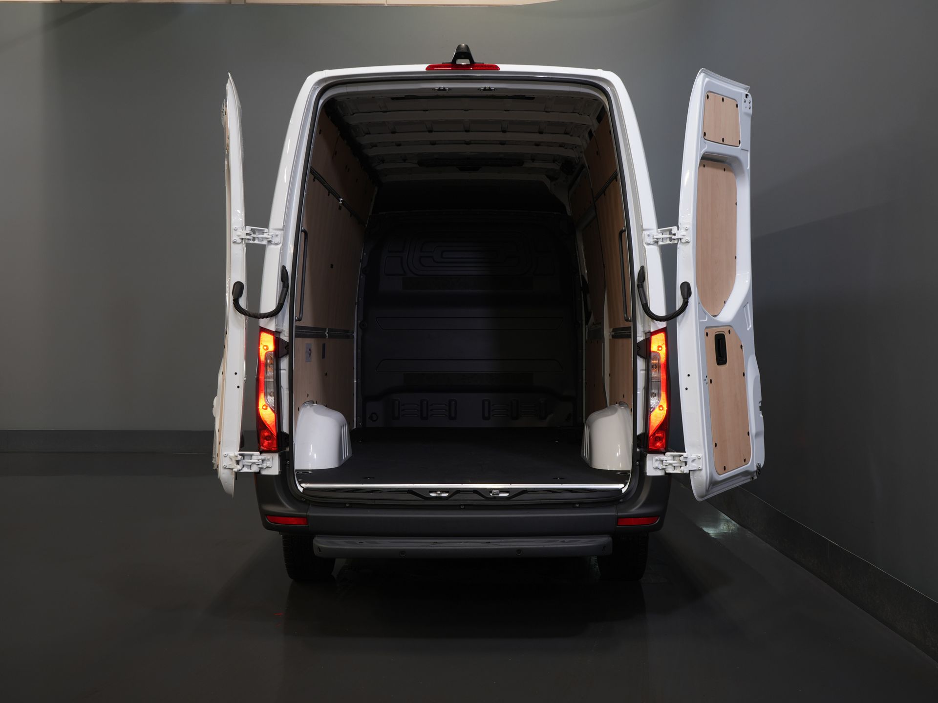 Mercedes-Benz Sprinter Van 317 CDI Aut. L2H2 3.5t Trekverm./ LED/ Gev.Stoel/ 270 Gr.Deuren/ Stoelverw./ Navi/ Camera/ PDC/ Cruise/ Airco