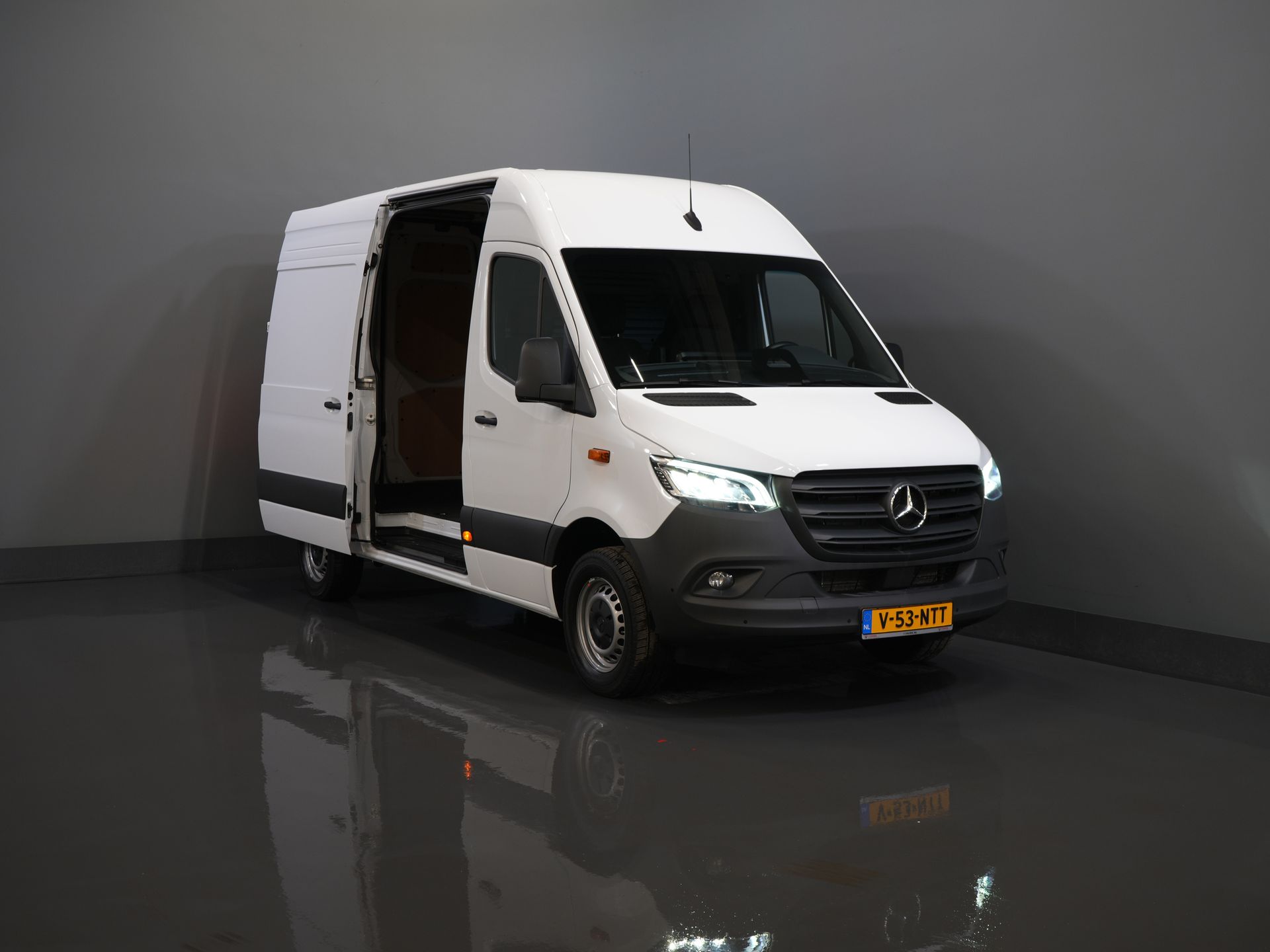 Mercedes-Benz Sprinter Van 317 CDI Aut. L2H2 3.5t Trekverm./ LED/ Gev.Stoel/ 270 Gr.Deuren/ Stoelverw./ Navi/ Camera/ PDC/ Cruise/ Airco