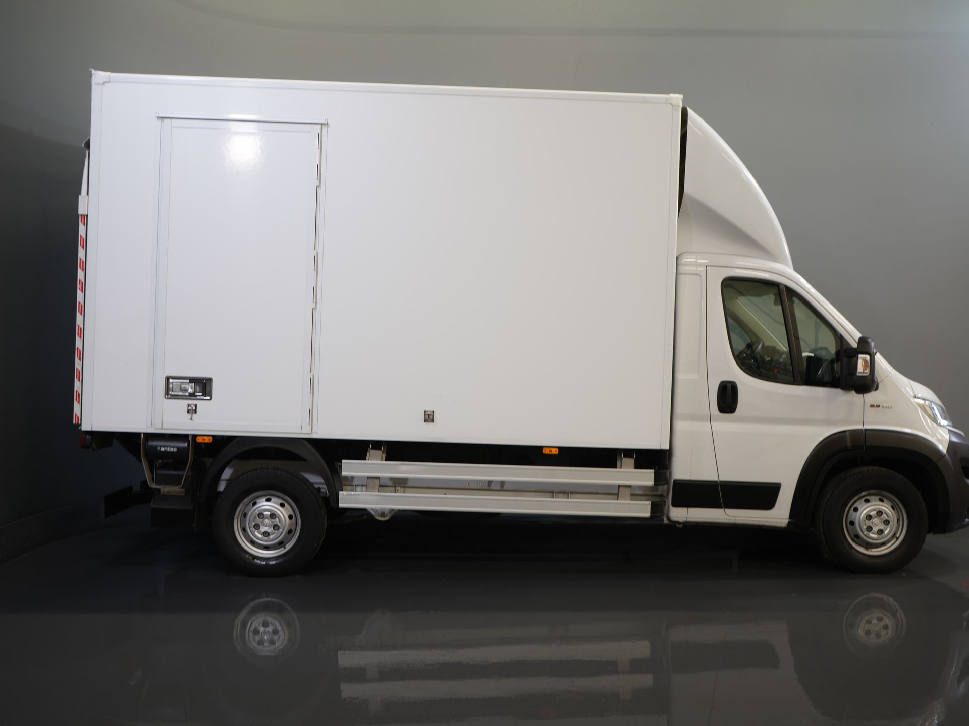 Fiat Ducato Bakwagen 2.3 MJ 150 KM Bakwagen 377x220x222 Laadklep/ Zijdeur/ Spoiler/ Tacho/ Gev.Stoel/ Kamera/ Climate/ Cruise/ Navi