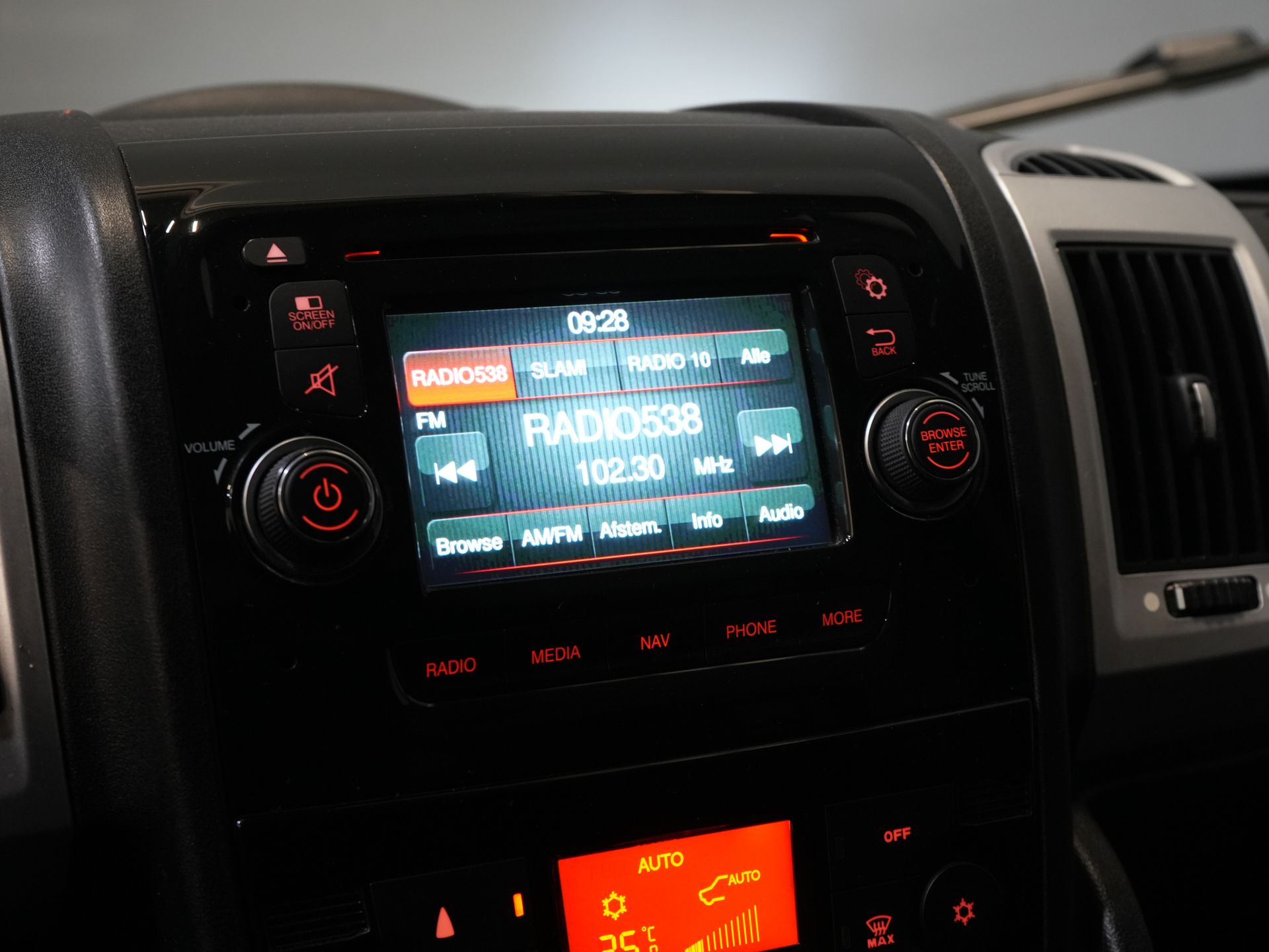 Fiat Ducato Bakwagen 2.3 MJ 150 KM Bakwagen 377x220x222 Laadklep/ Zijdeur/ Spoiler/ Tacho/ Gev.Stoel/ Kamera/ Climate/ Cruise/ Navi