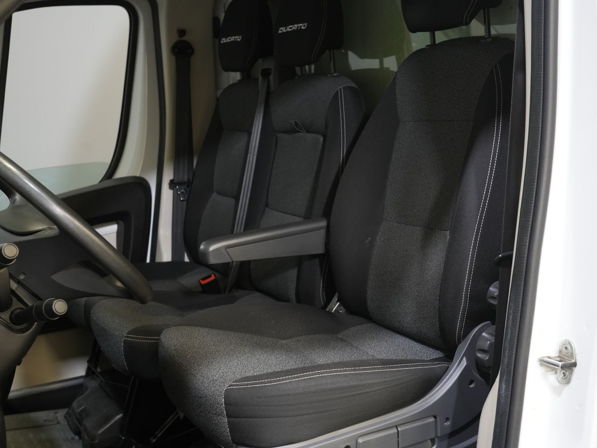 Fiat Ducato Bakwagen 2.3 MJ 150 KM Bakwagen 377x220x222 Laadklep/ Zijdeur/ Spoiler/ Tacho/ Gev.Stoel/ Kamera/ Climate/ Cruise/ Navi