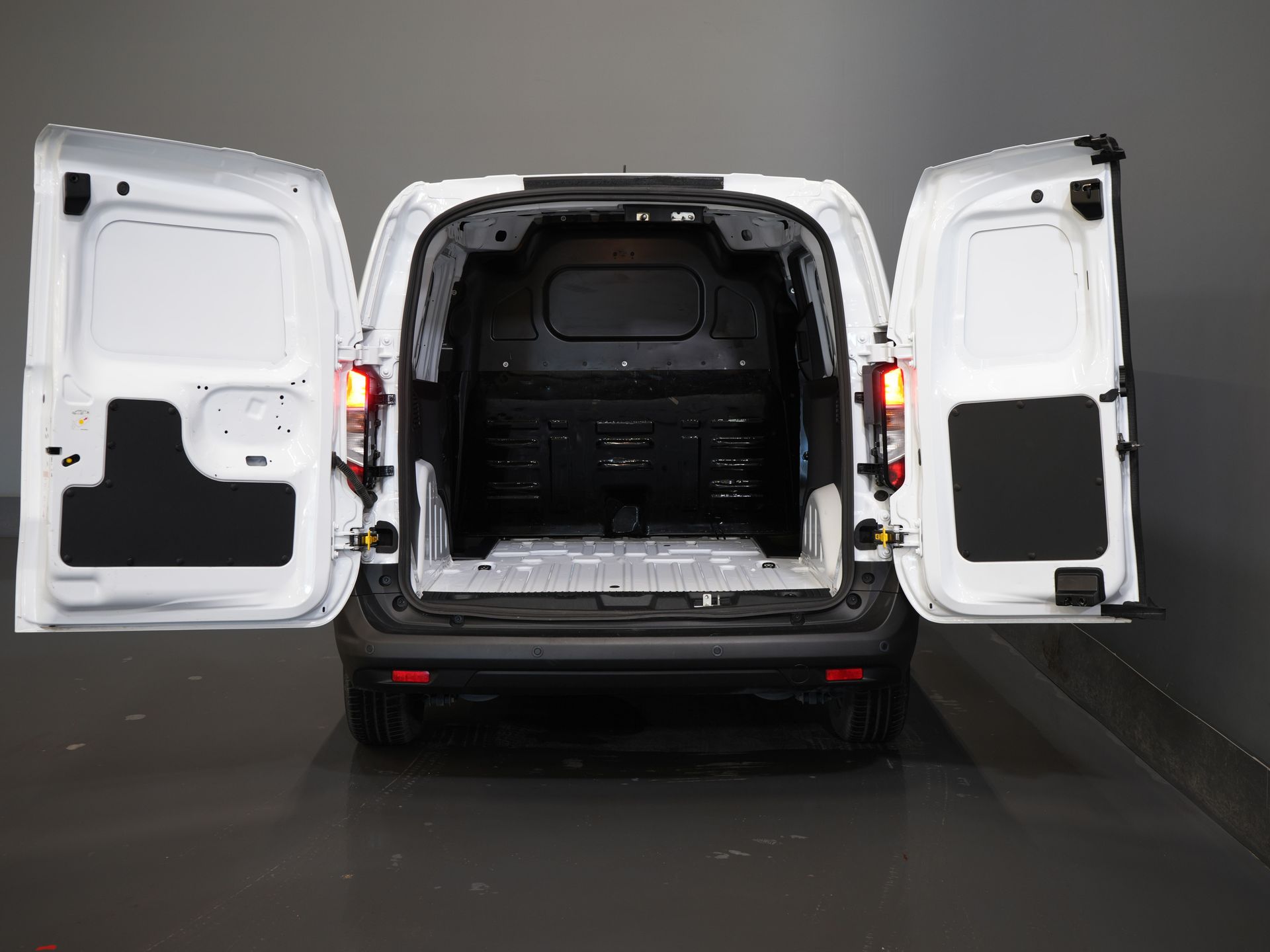 Ford Transit Courier Bestelbus 1.0 Trend 100 pk BENZINE BPM VRIJ! Garantie 05-2029/ Carplay/ Virtual Cockpit/ Airco/ Cruise