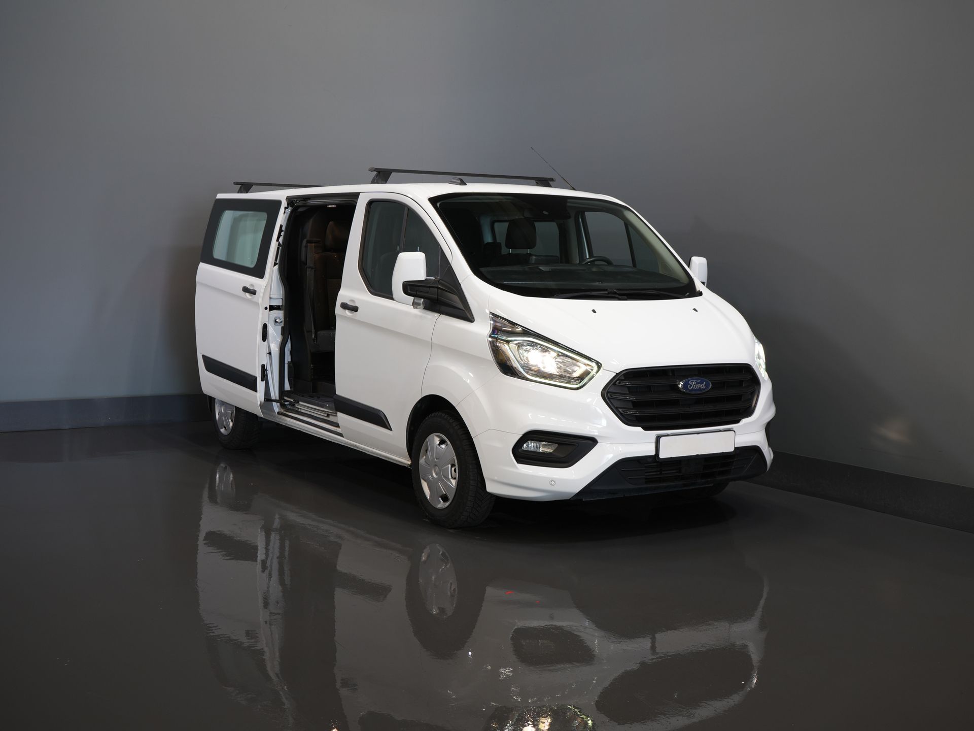 Ford Transit Custom Bestelbus 2.0 TDCI L2 Trend DC Dubbel Cabine BPM VRIJ! Stoelverw./ Carplay/ 2.7t Trekverm./ Navi/ PDC/ Cruise