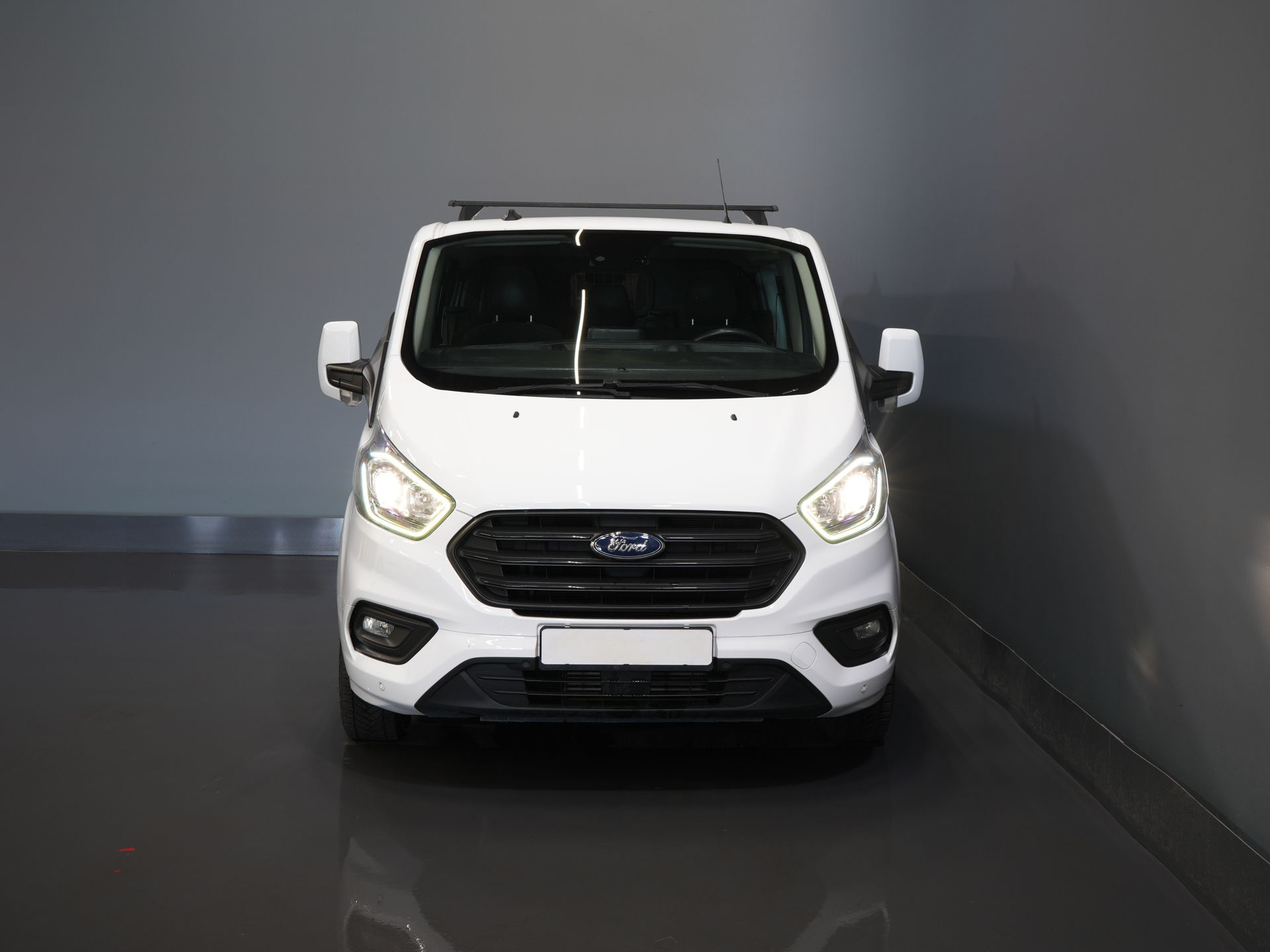 Ford Transit Custom Bestelbus 2.0 TDCI L2 Trend DC Dubbel Cabine BPM VRIJ! Stoelverw./ Carplay/ 2.7t Trekverm./ Navi/ PDC/ Cruise